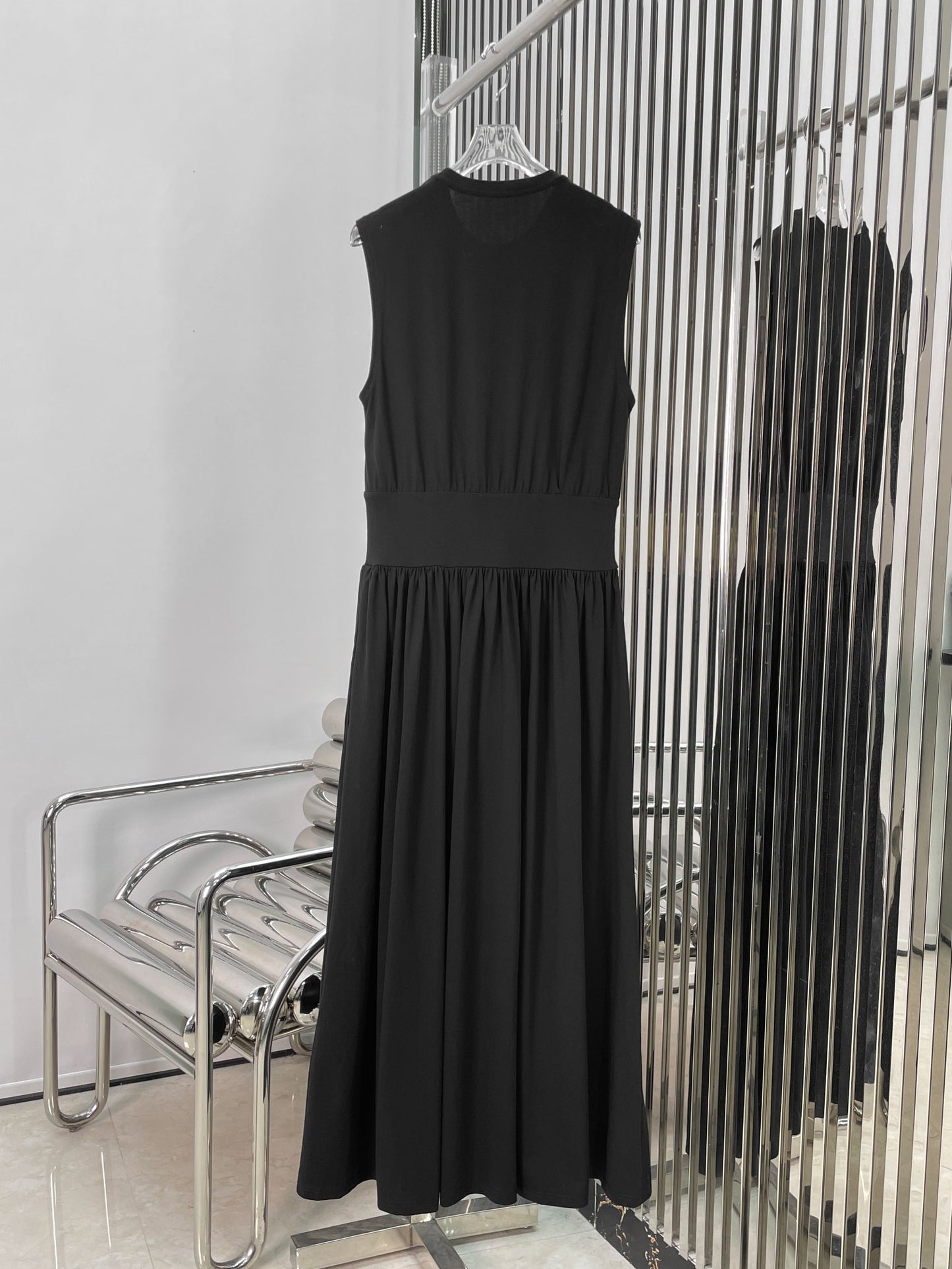 Minimalist round-neck sleeveless long dress