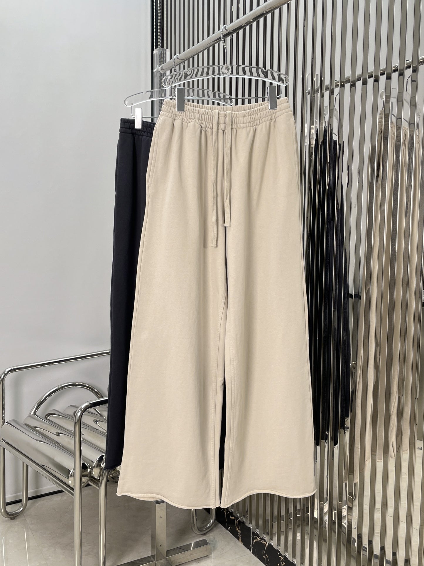 Lettering embroidered pants