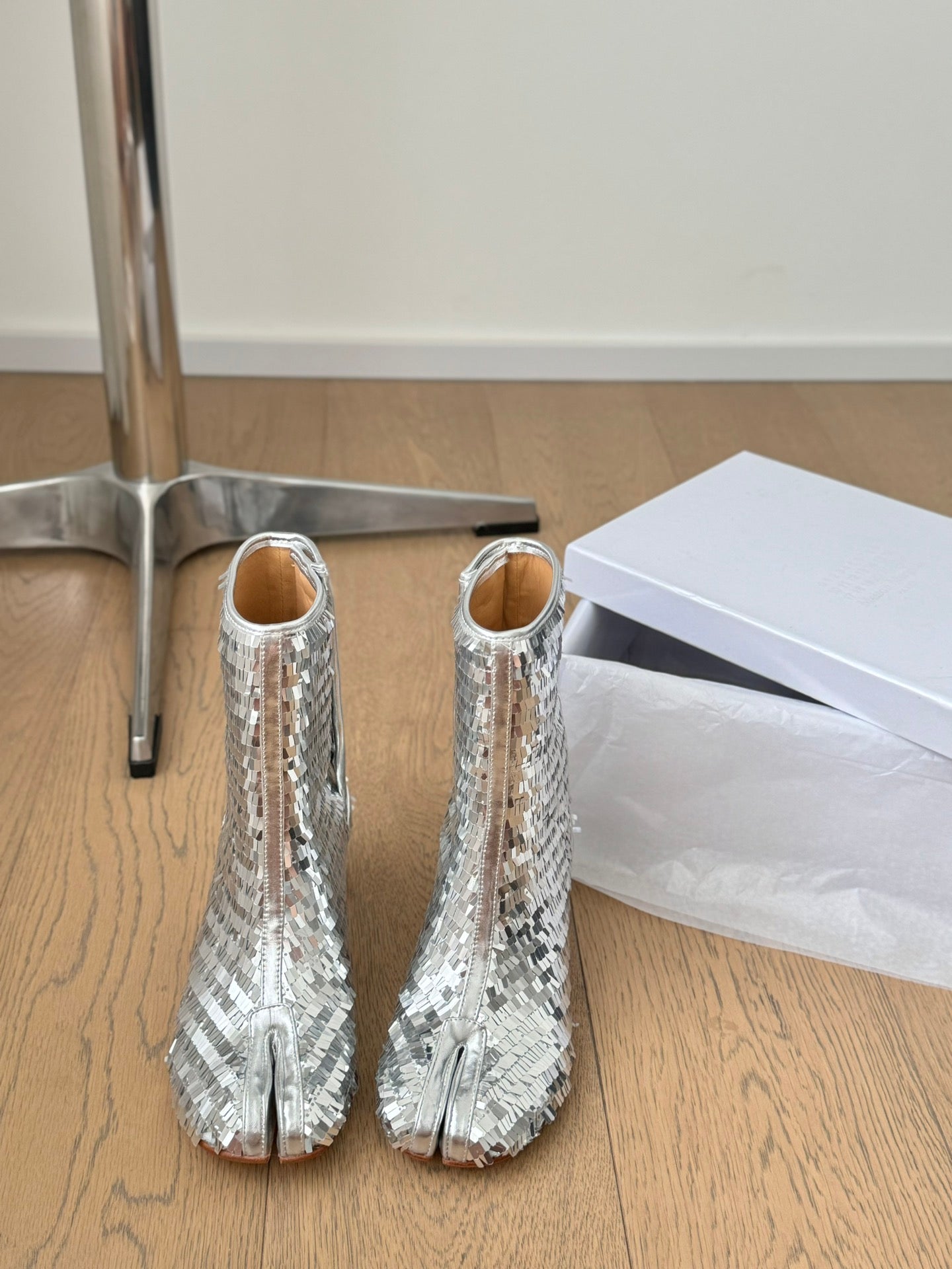 Sheepskin tabi shoes