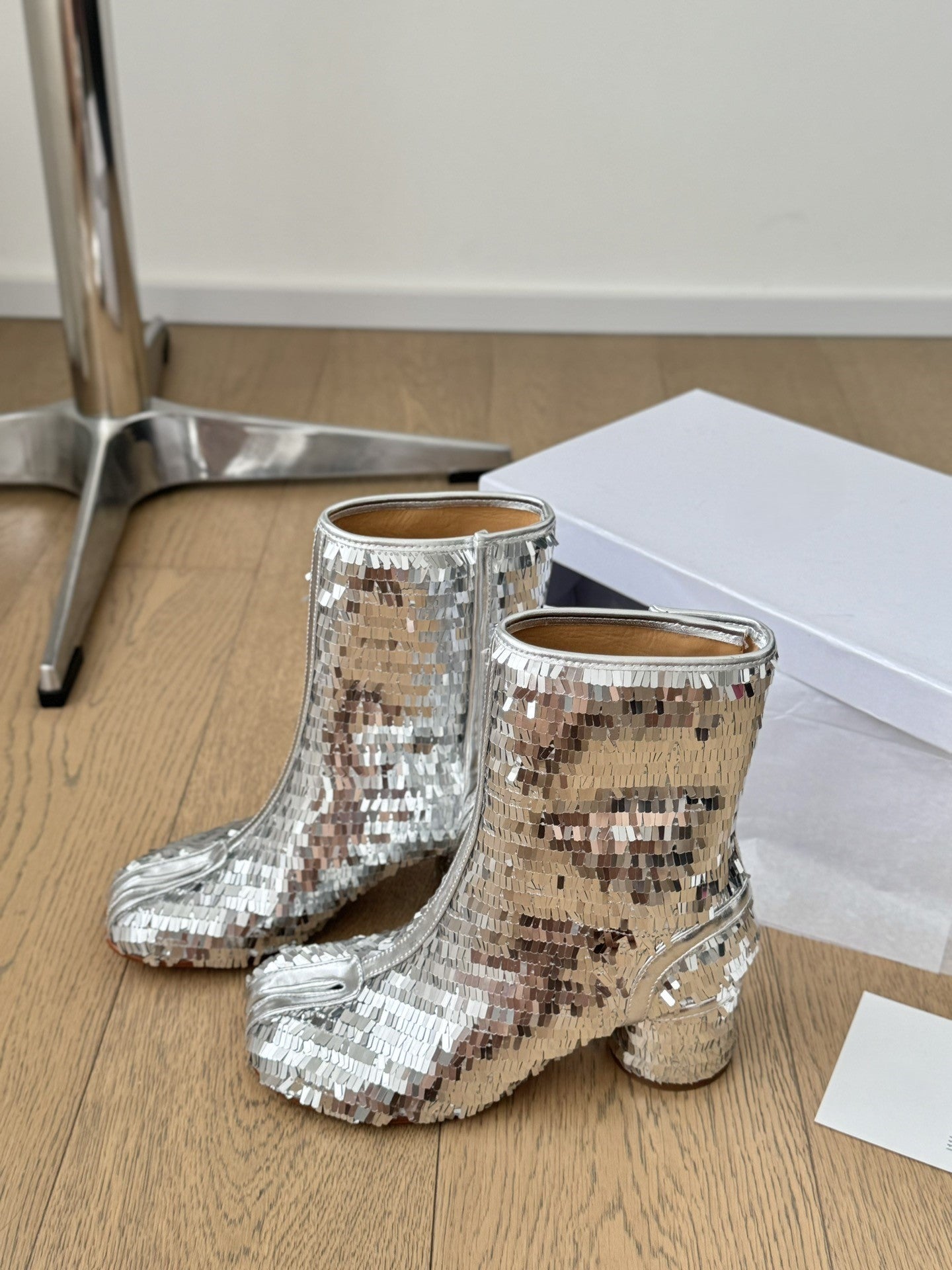 Sheepskin tabi shoes