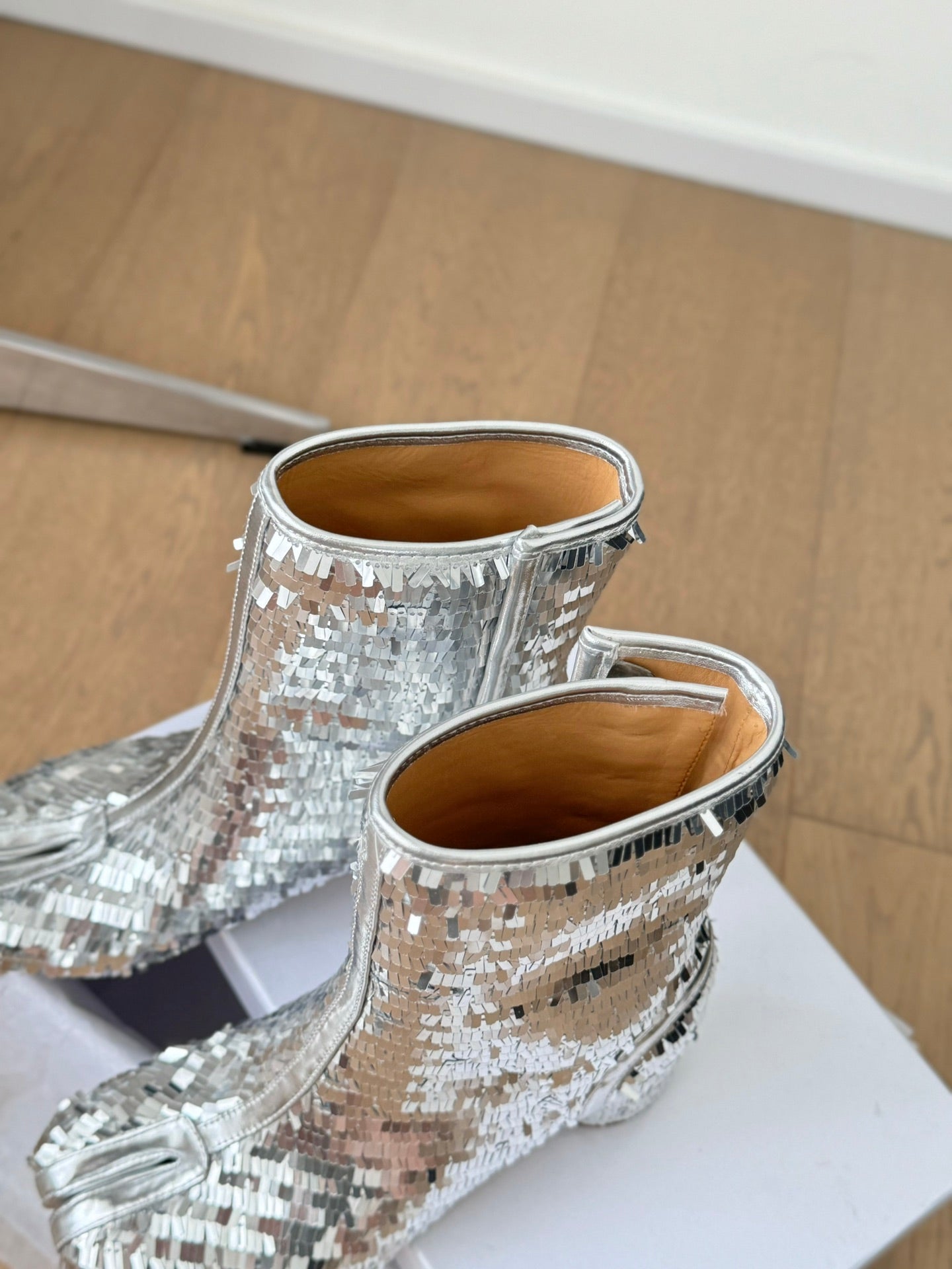 Sheepskin tabi shoes