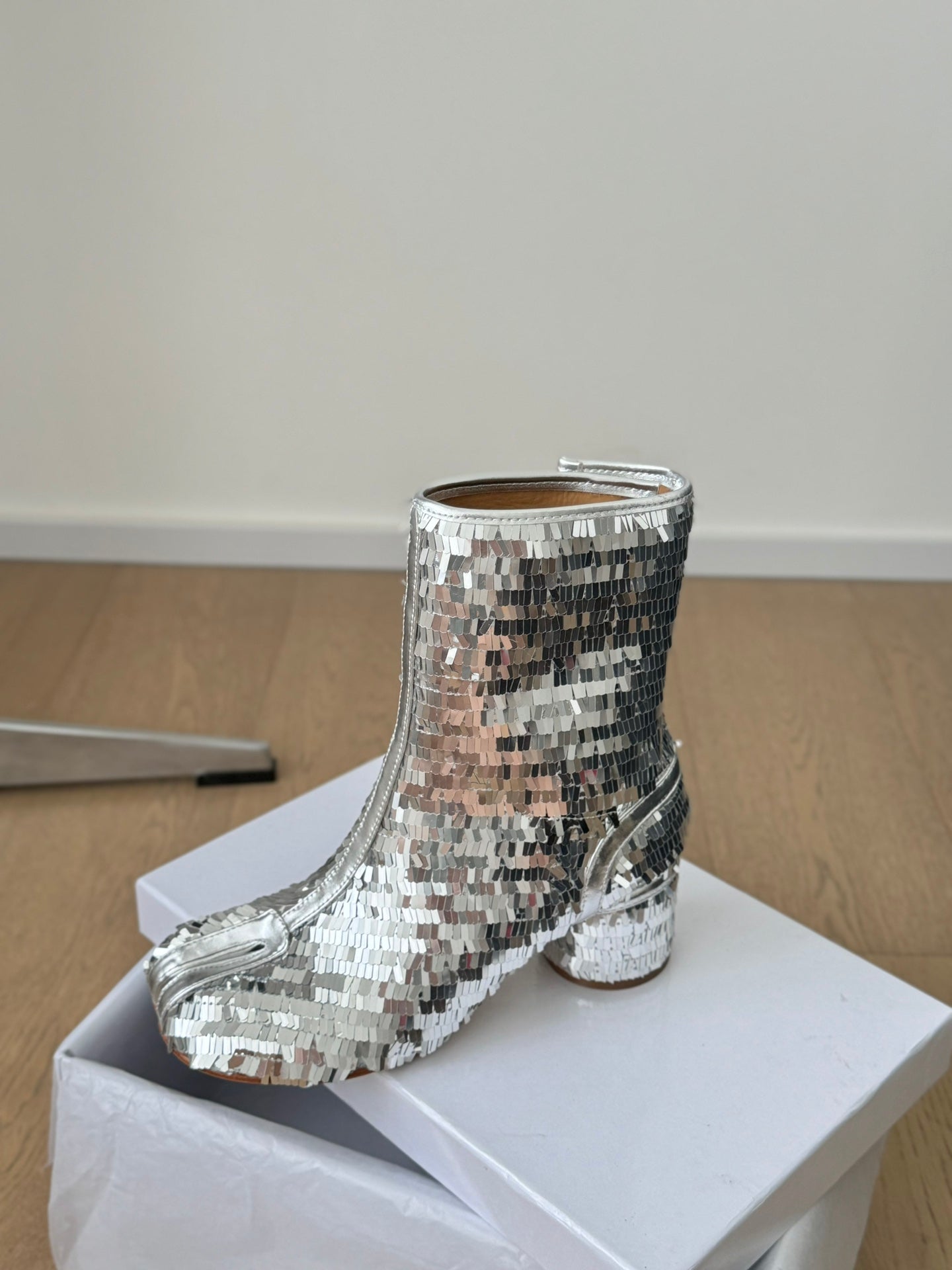 Sheepskin tabi shoes