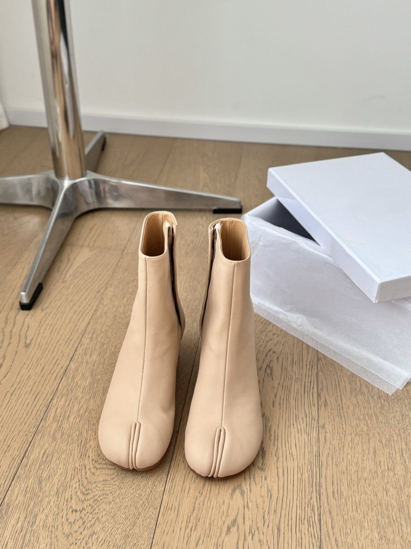 Sheepskin tabi shoes