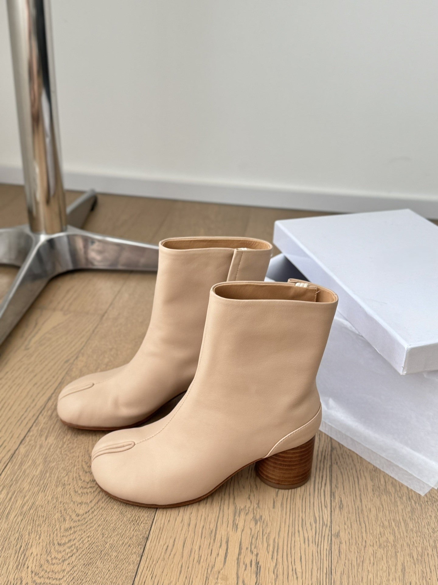 Sheepskin tabi shoes
