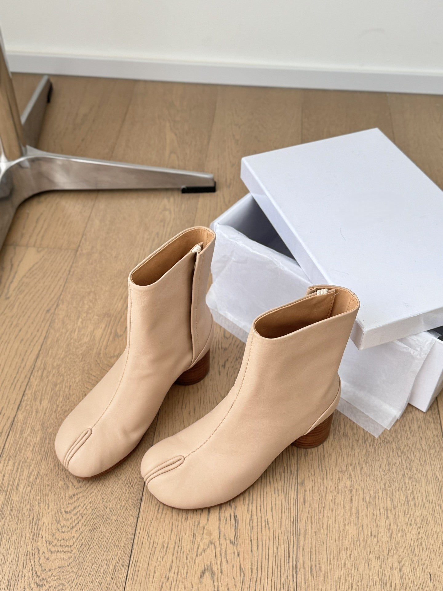 Sheepskin tabi shoes