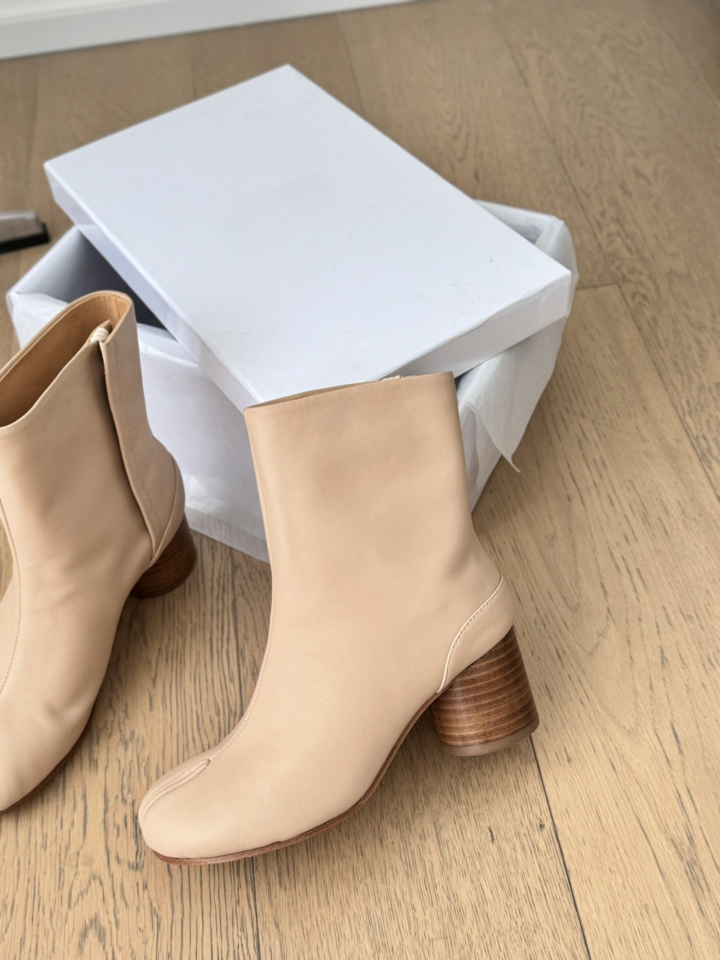 Sheepskin tabi shoes