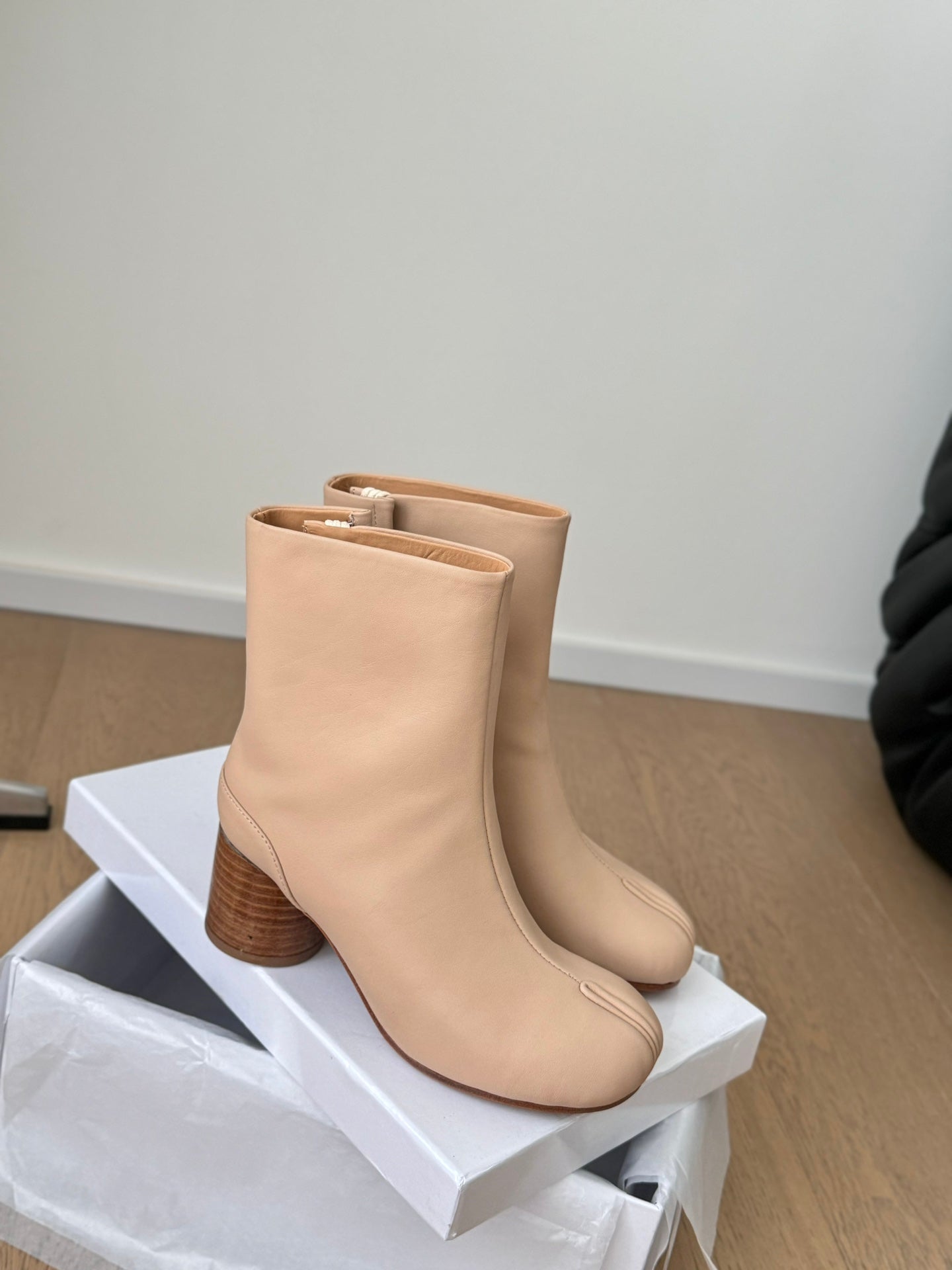 Sheepskin tabi shoes
