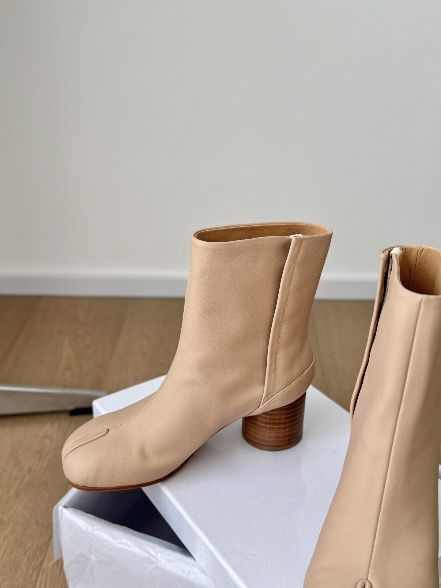 Sheepskin tabi shoes
