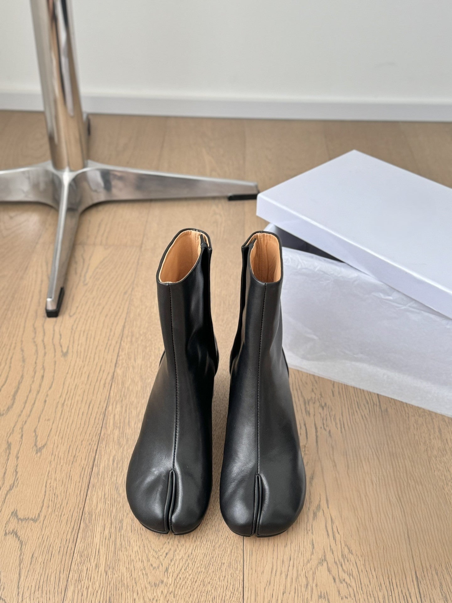 Sheepskin tabi shoes