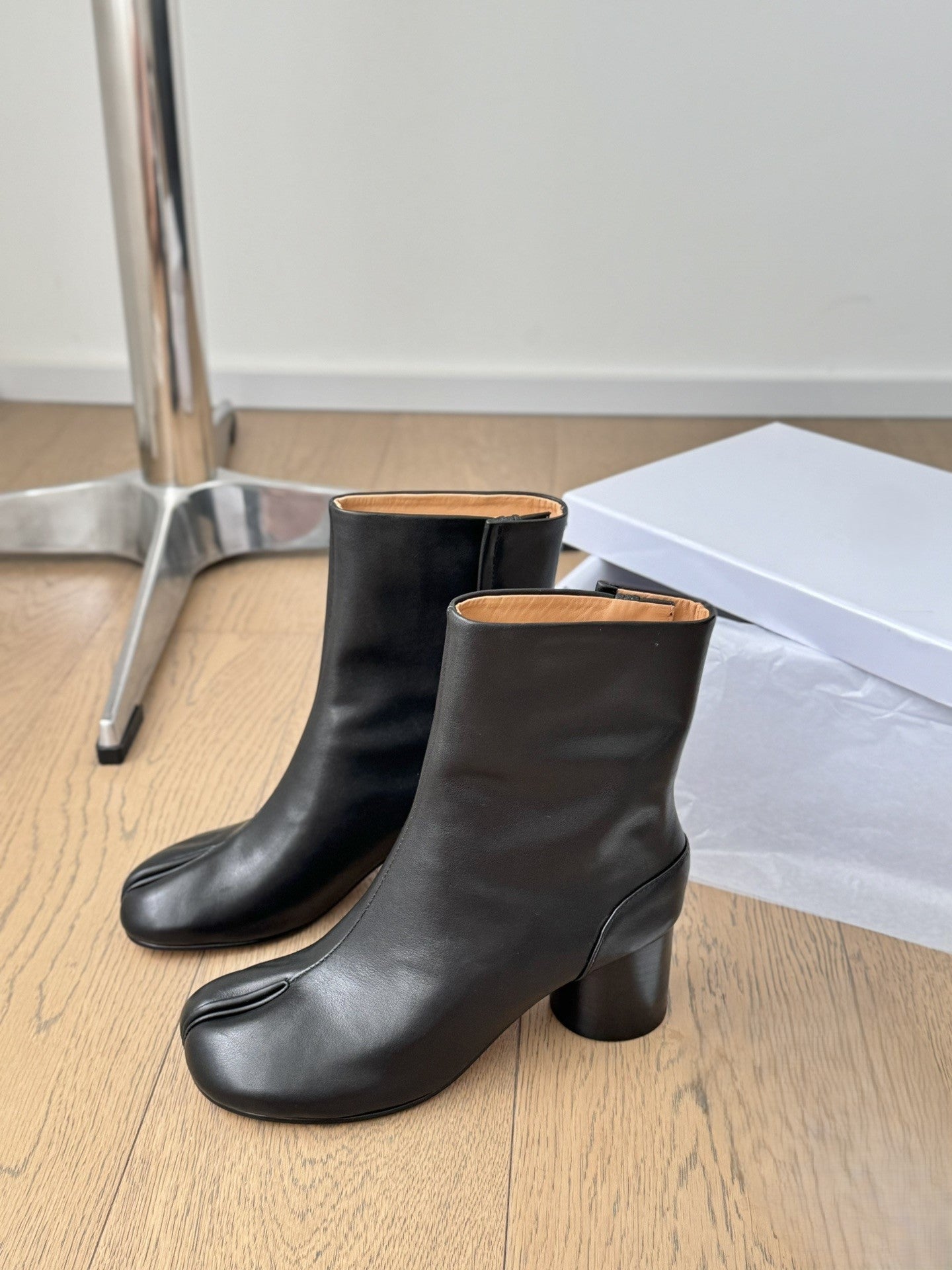 Sheepskin tabi shoes