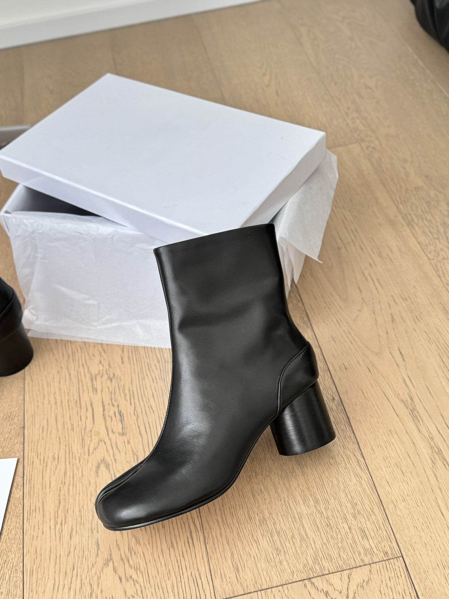 Sheepskin tabi shoes