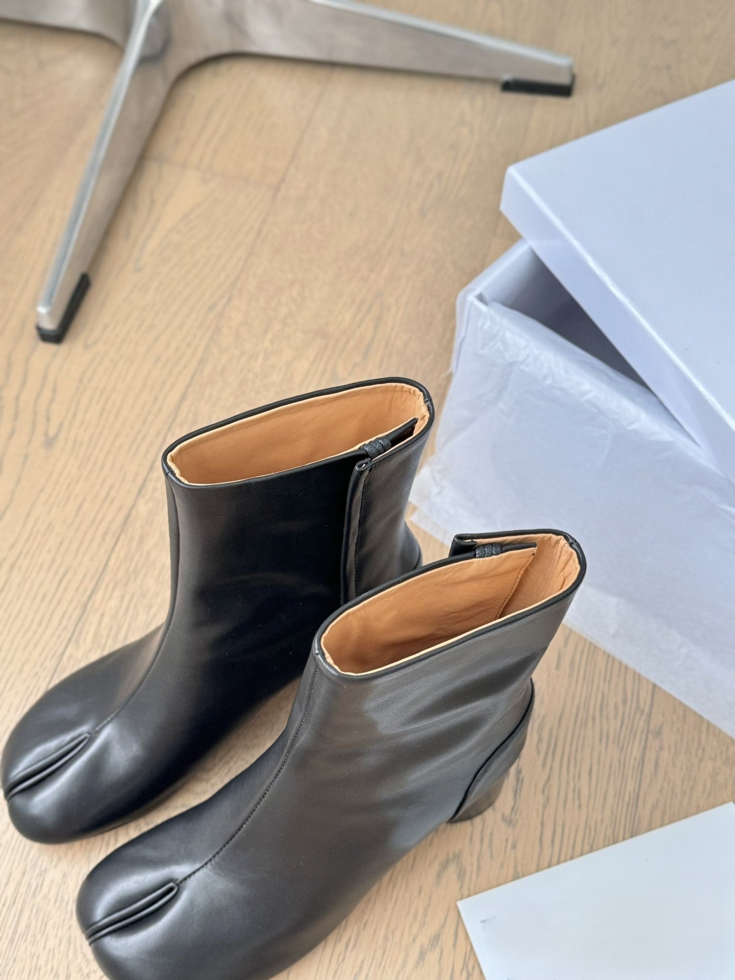 Sheepskin tabi shoes