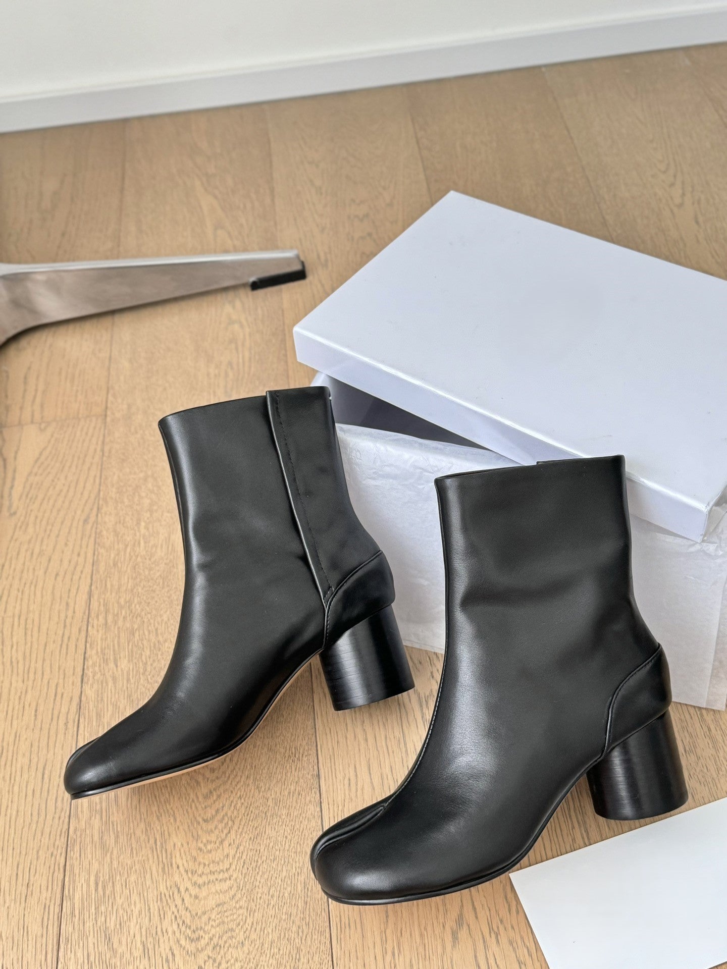 Sheepskin tabi shoes