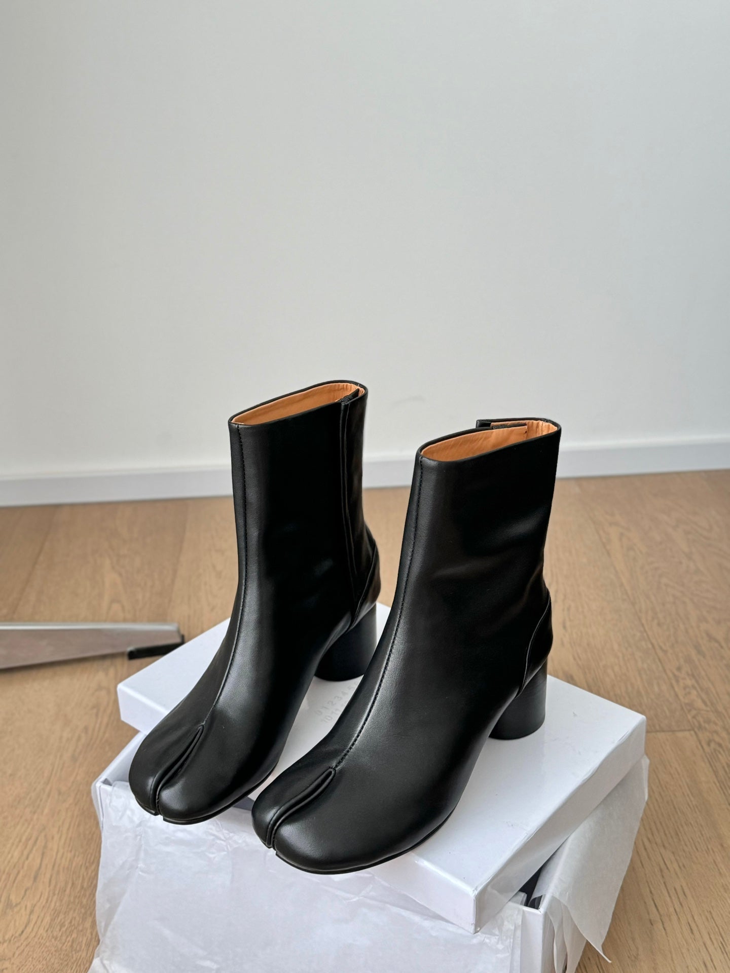 Sheepskin tabi shoes