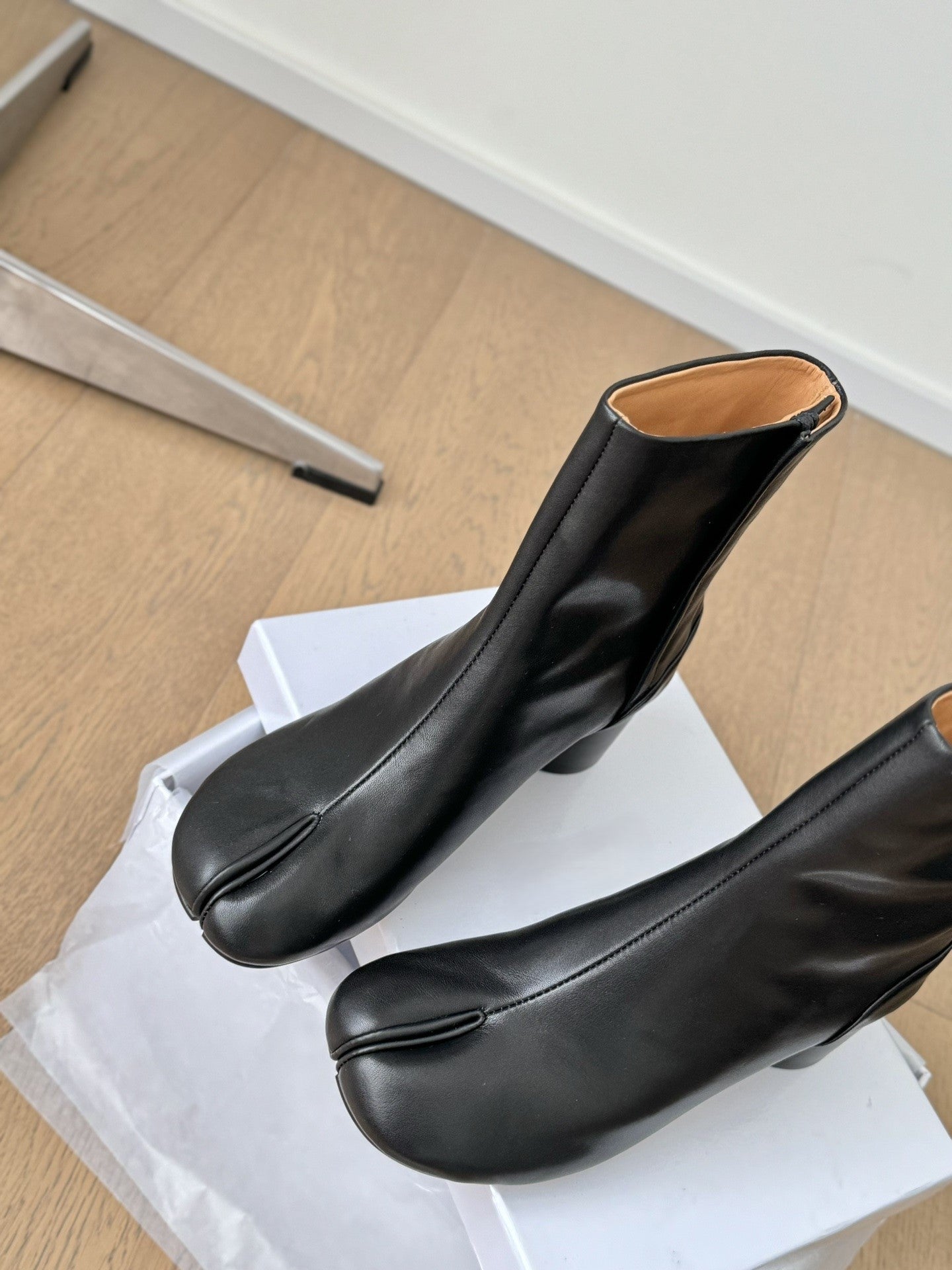 Sheepskin tabi shoes