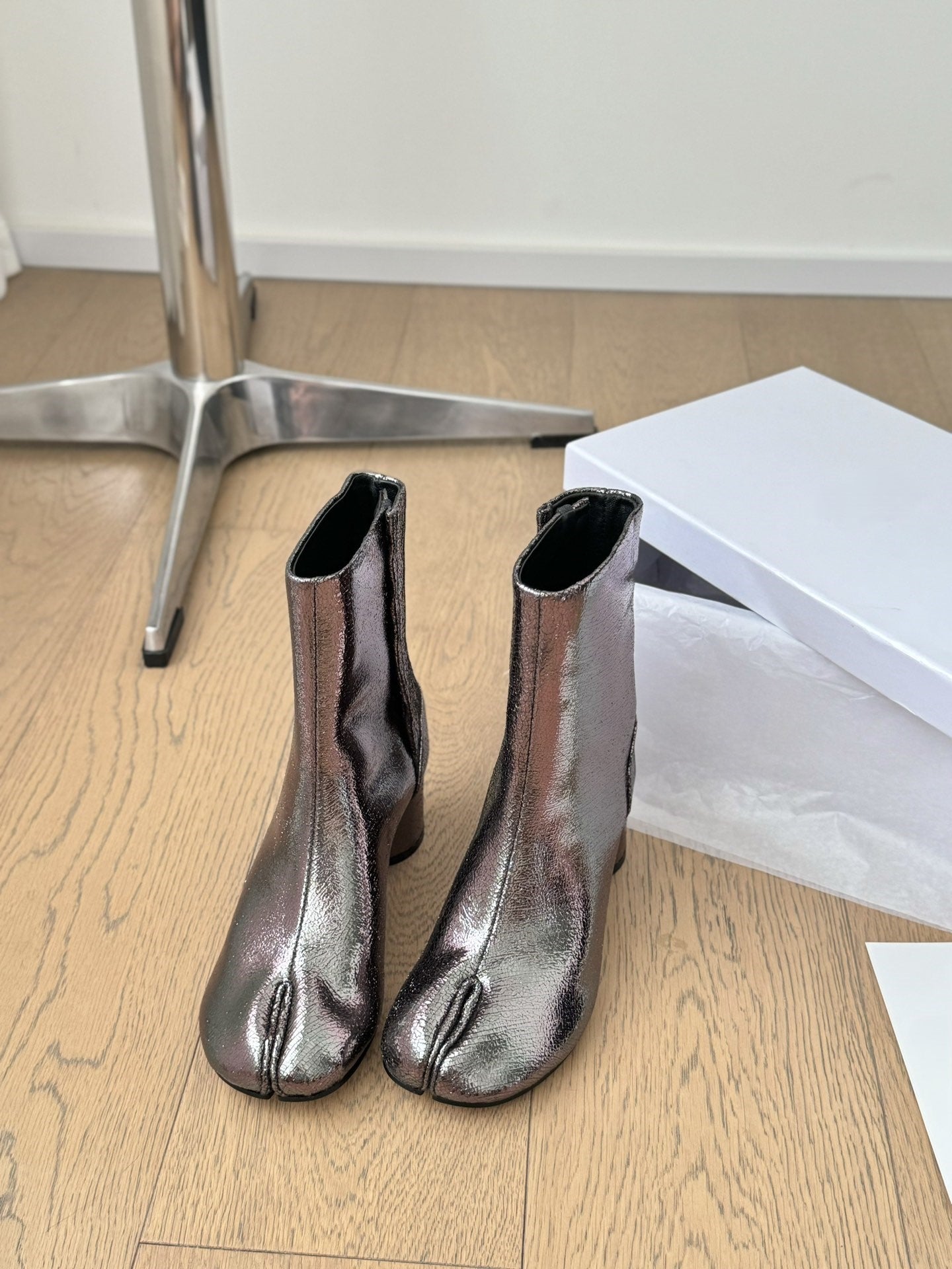 Sheepskin tabi shoes