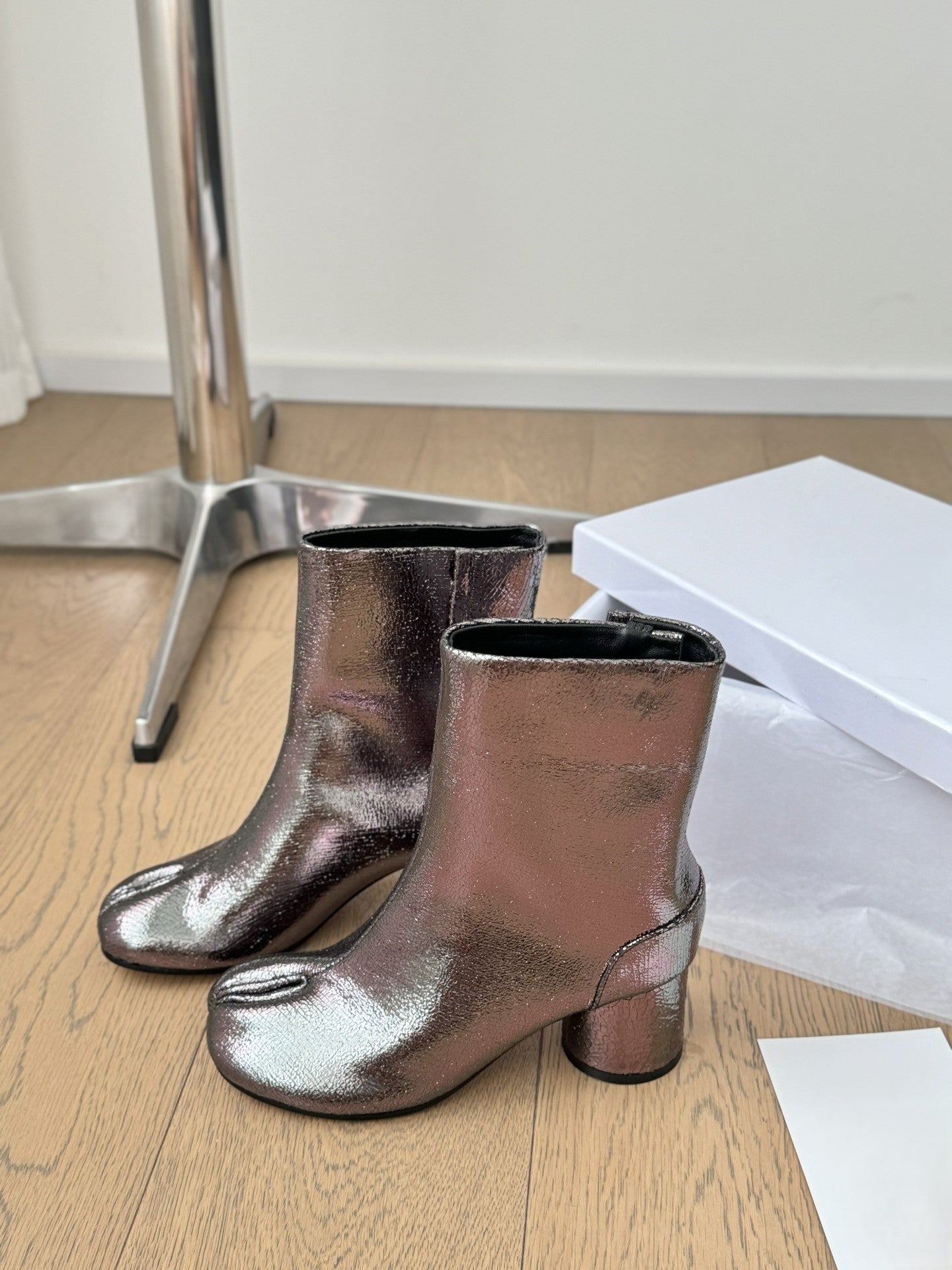 Sheepskin tabi shoes