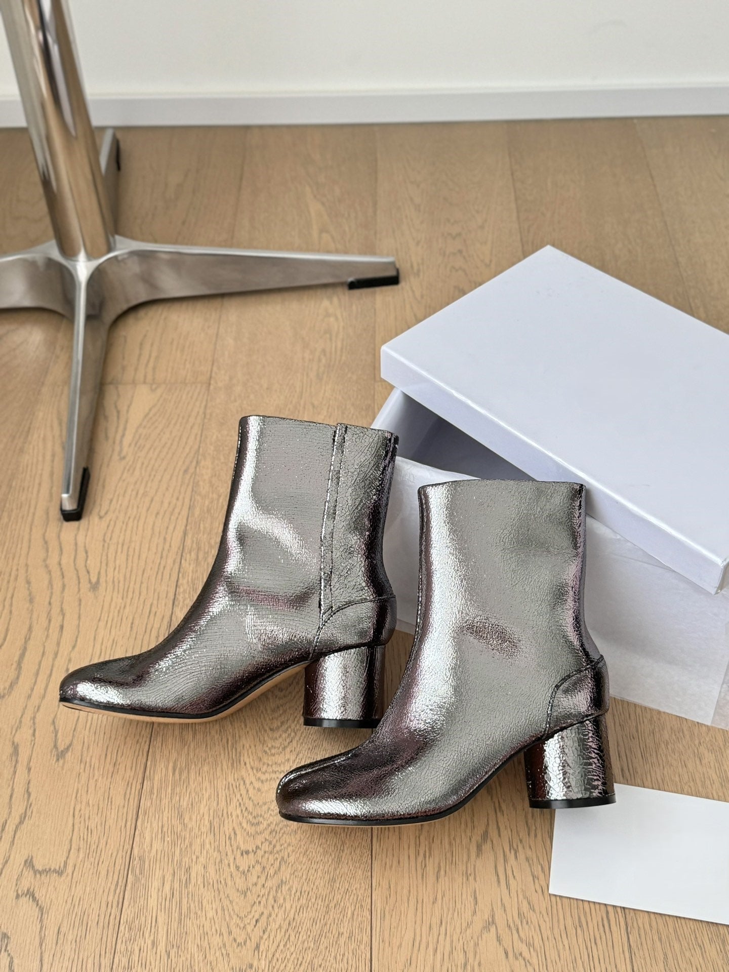 Sheepskin tabi shoes