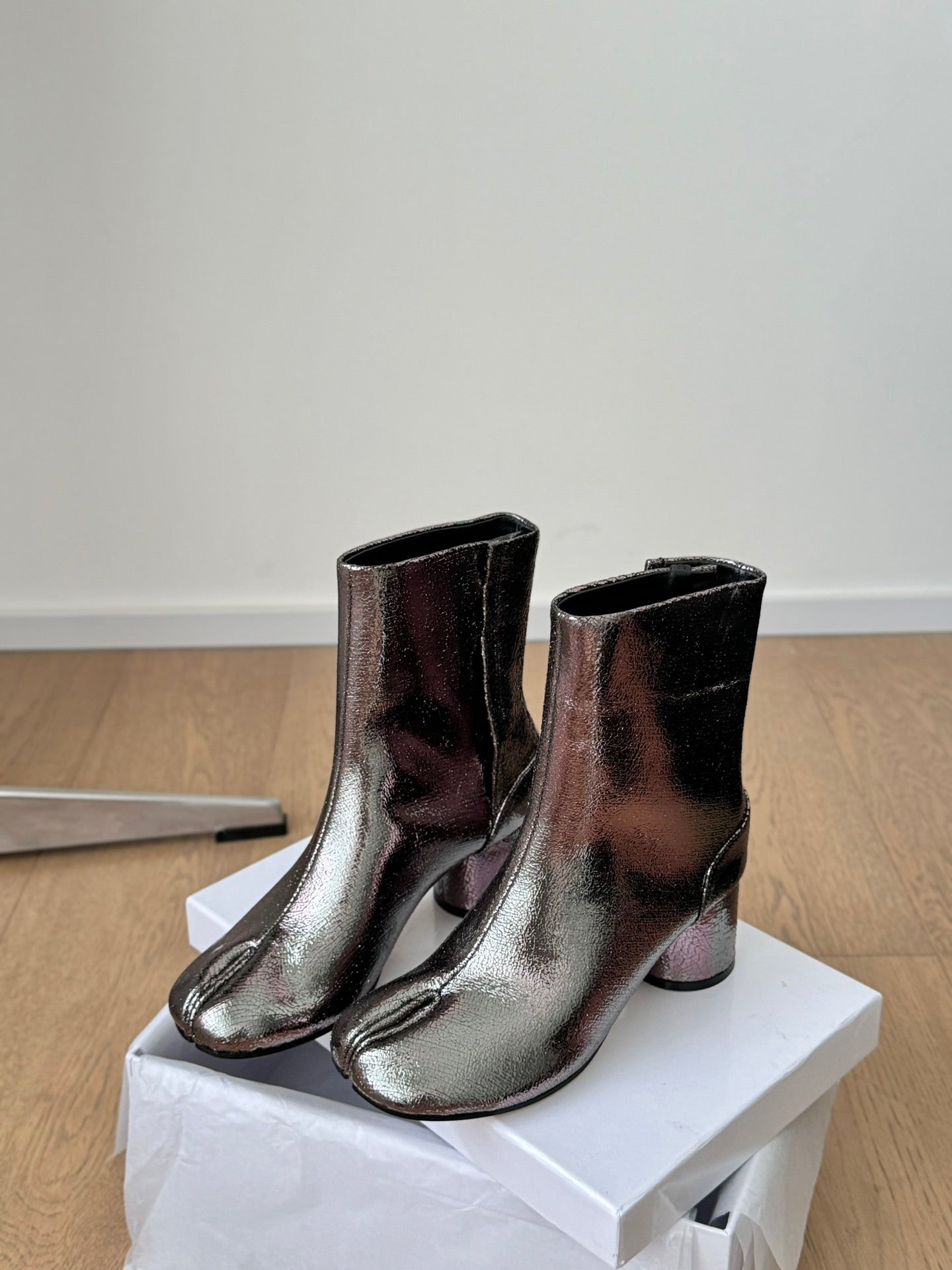 Sheepskin tabi shoes