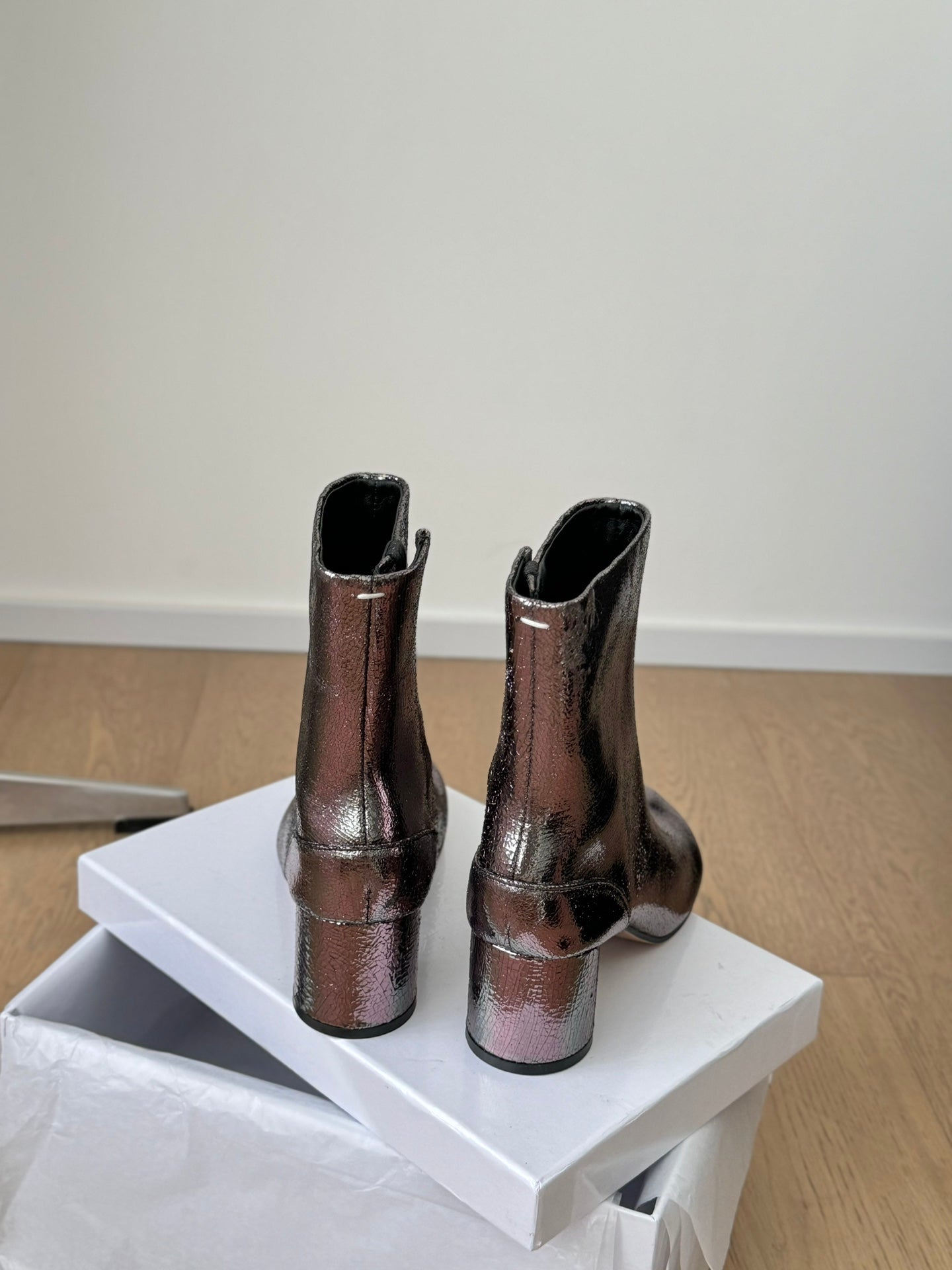 Sheepskin tabi shoes