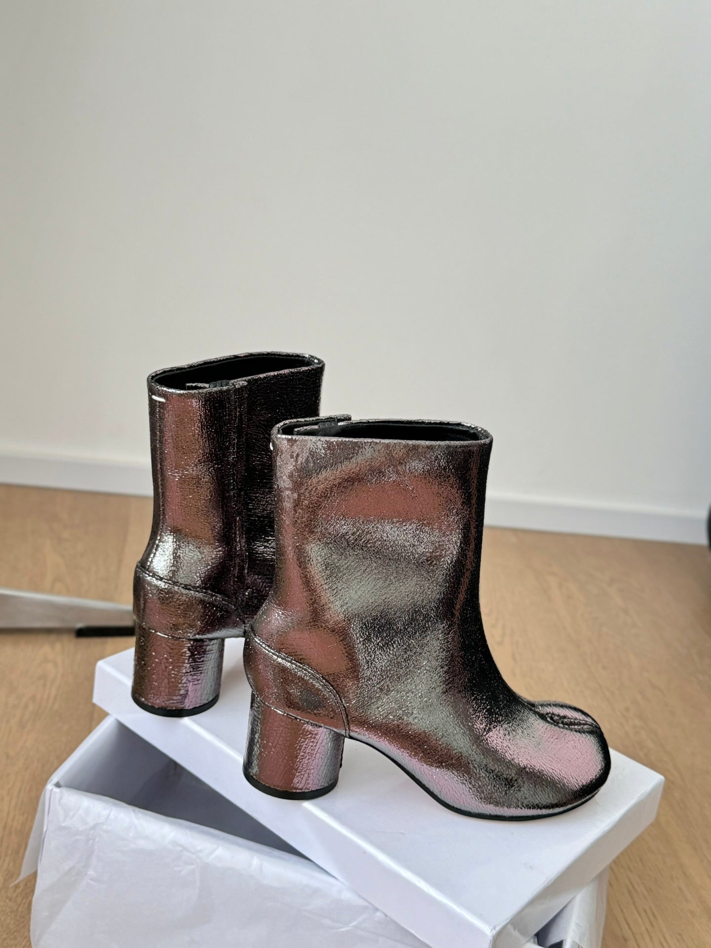Sheepskin tabi shoes