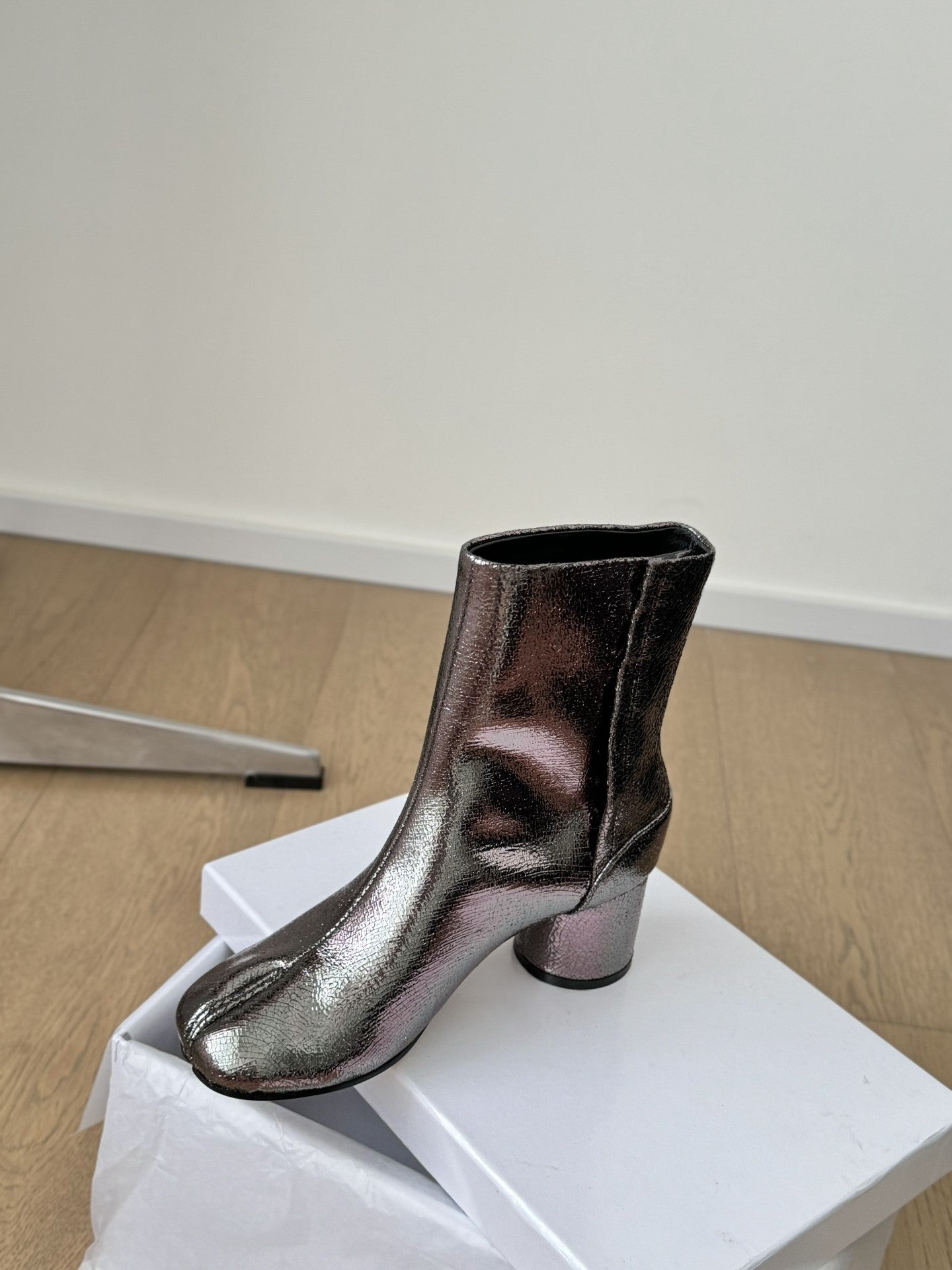 Sheepskin tabi shoes