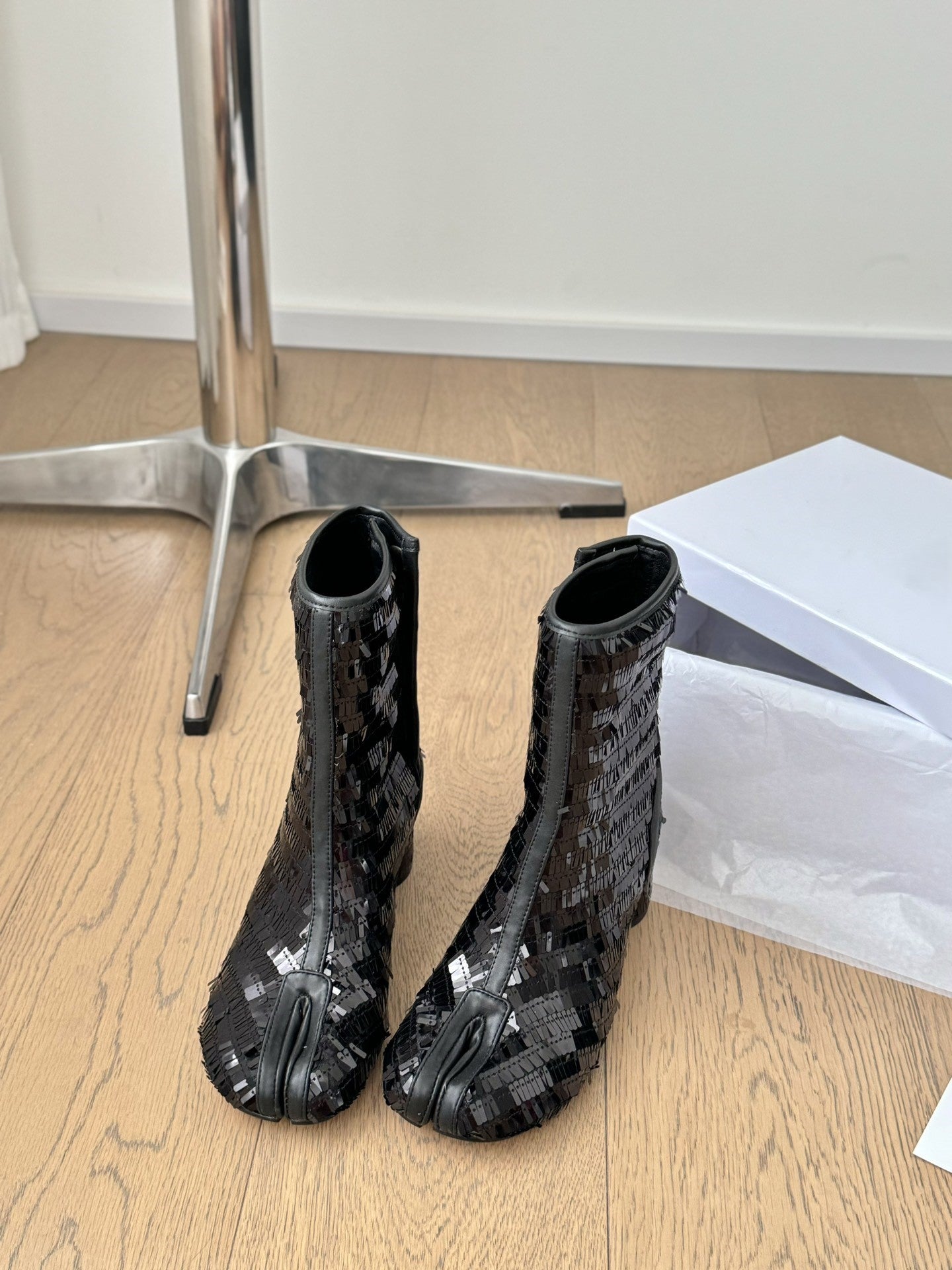 Sheepskin tabi shoes