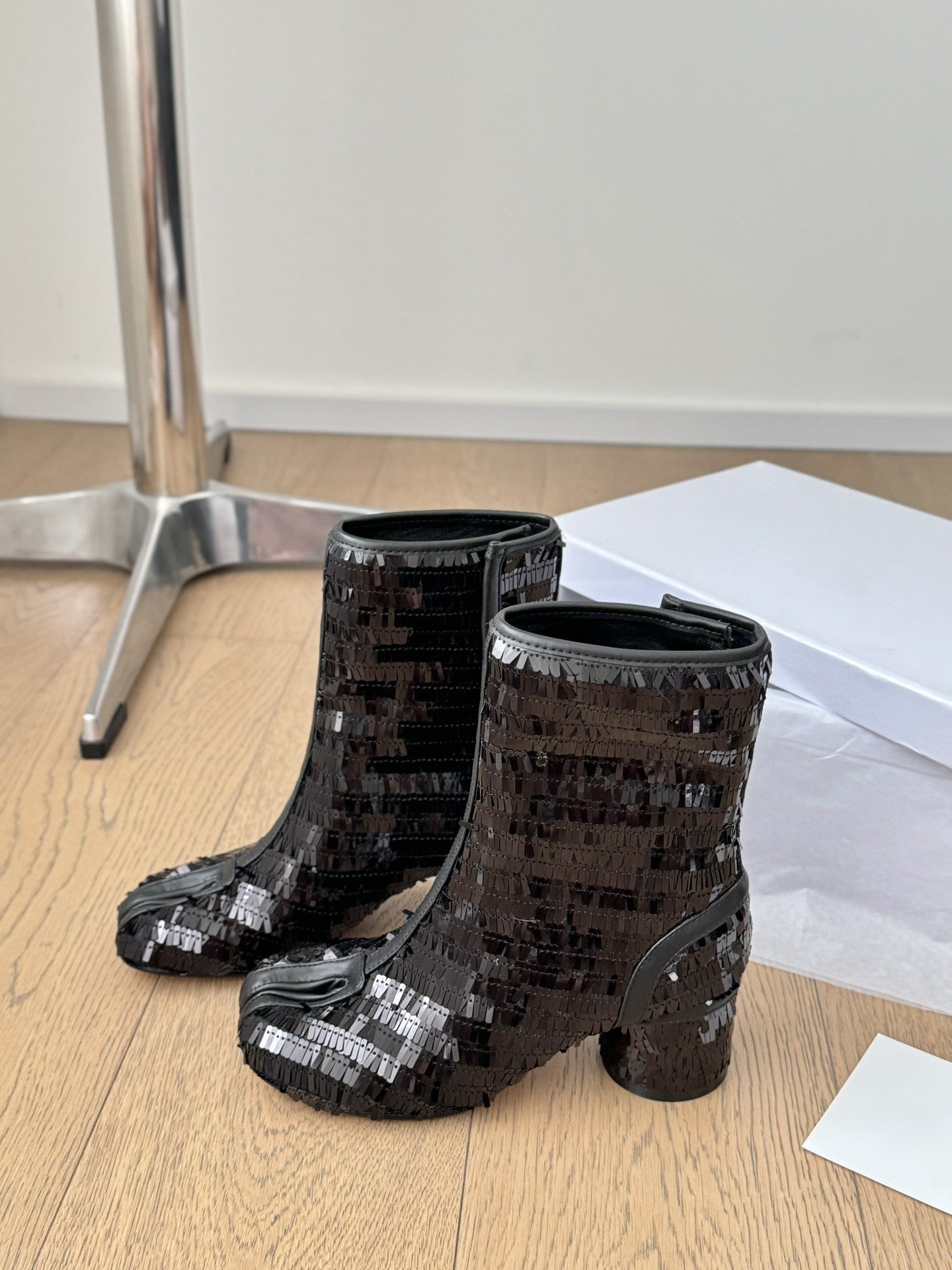 Sheepskin tabi shoes