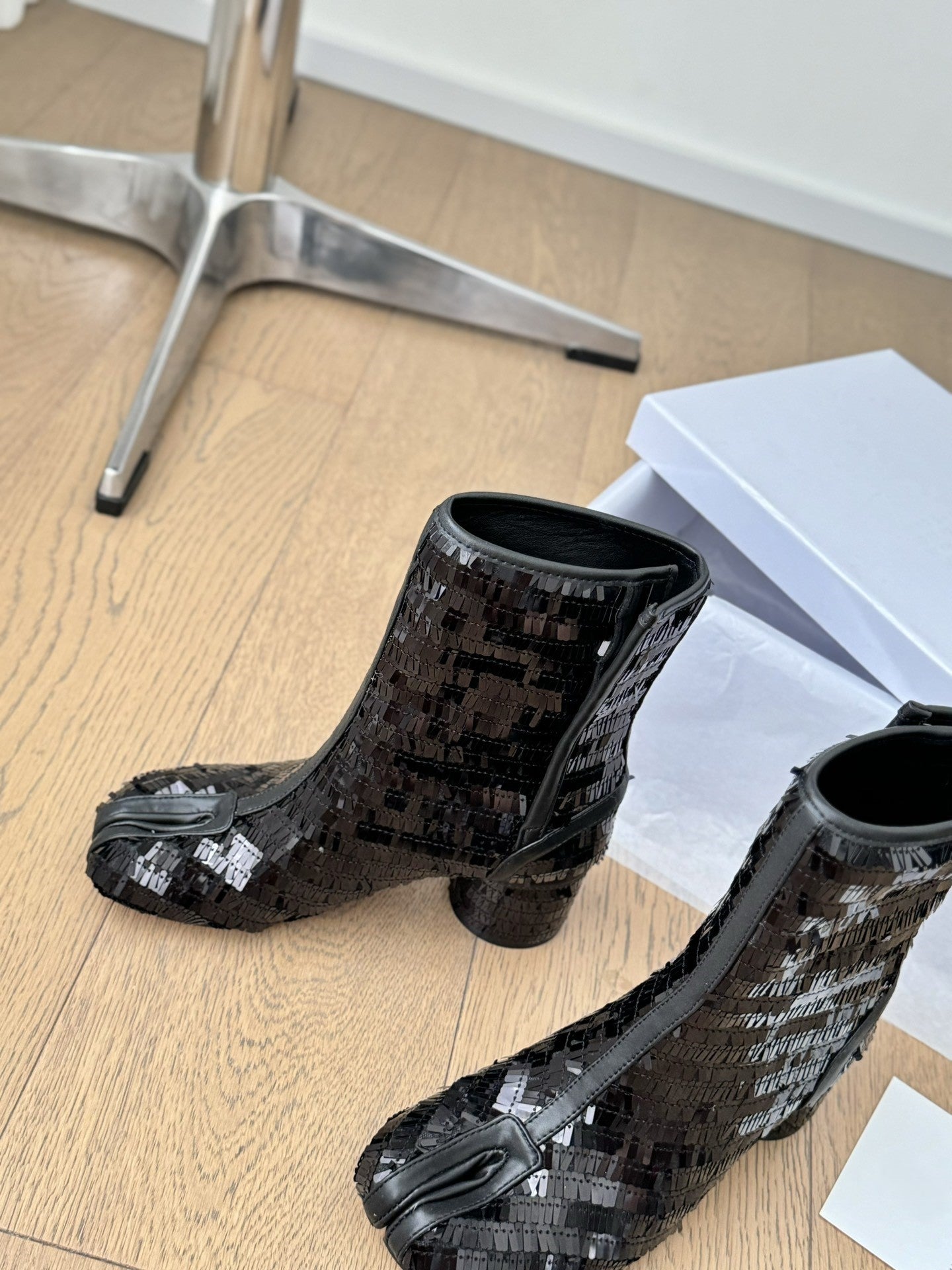 Sheepskin tabi shoes