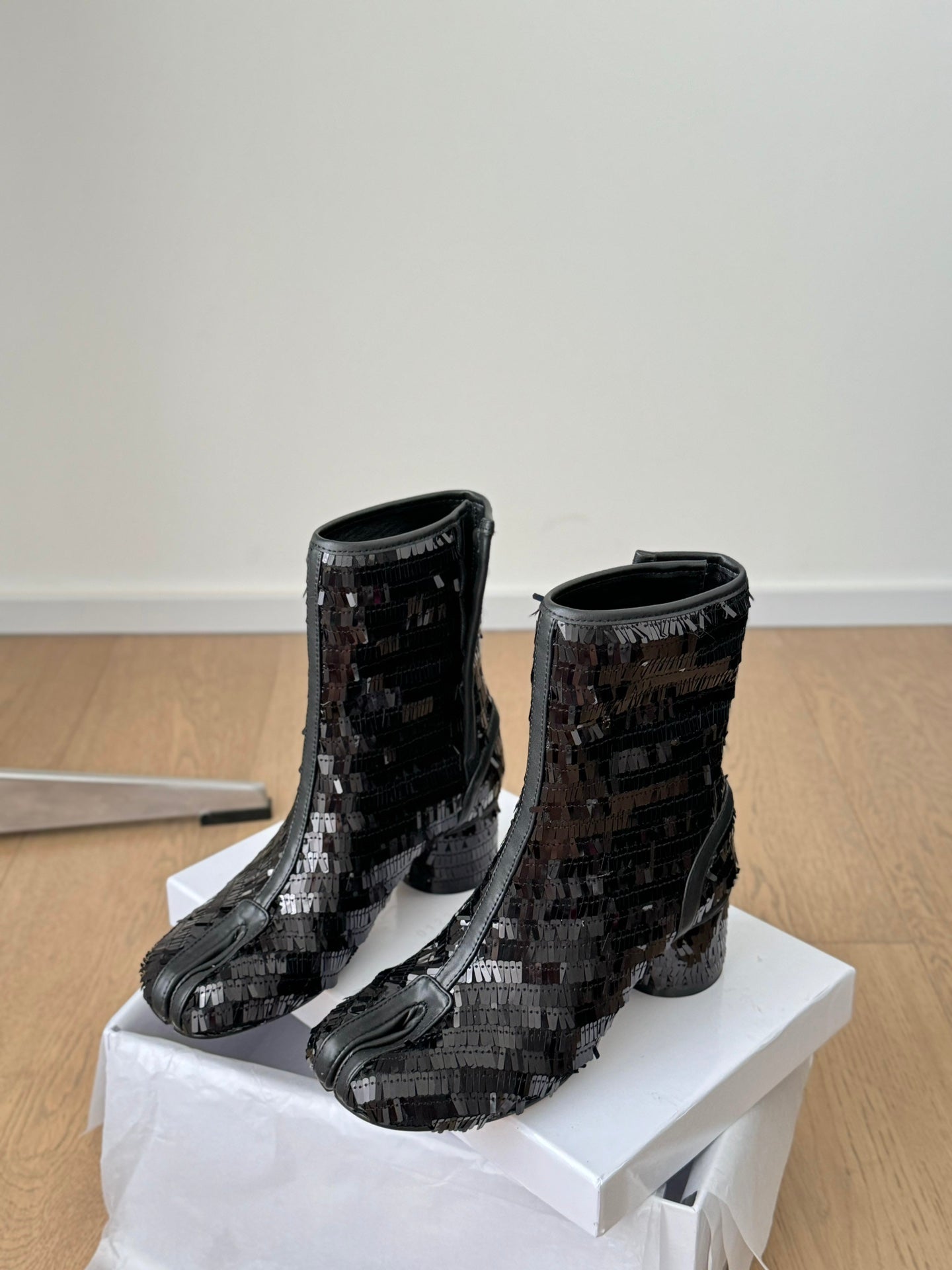 Sheepskin tabi shoes