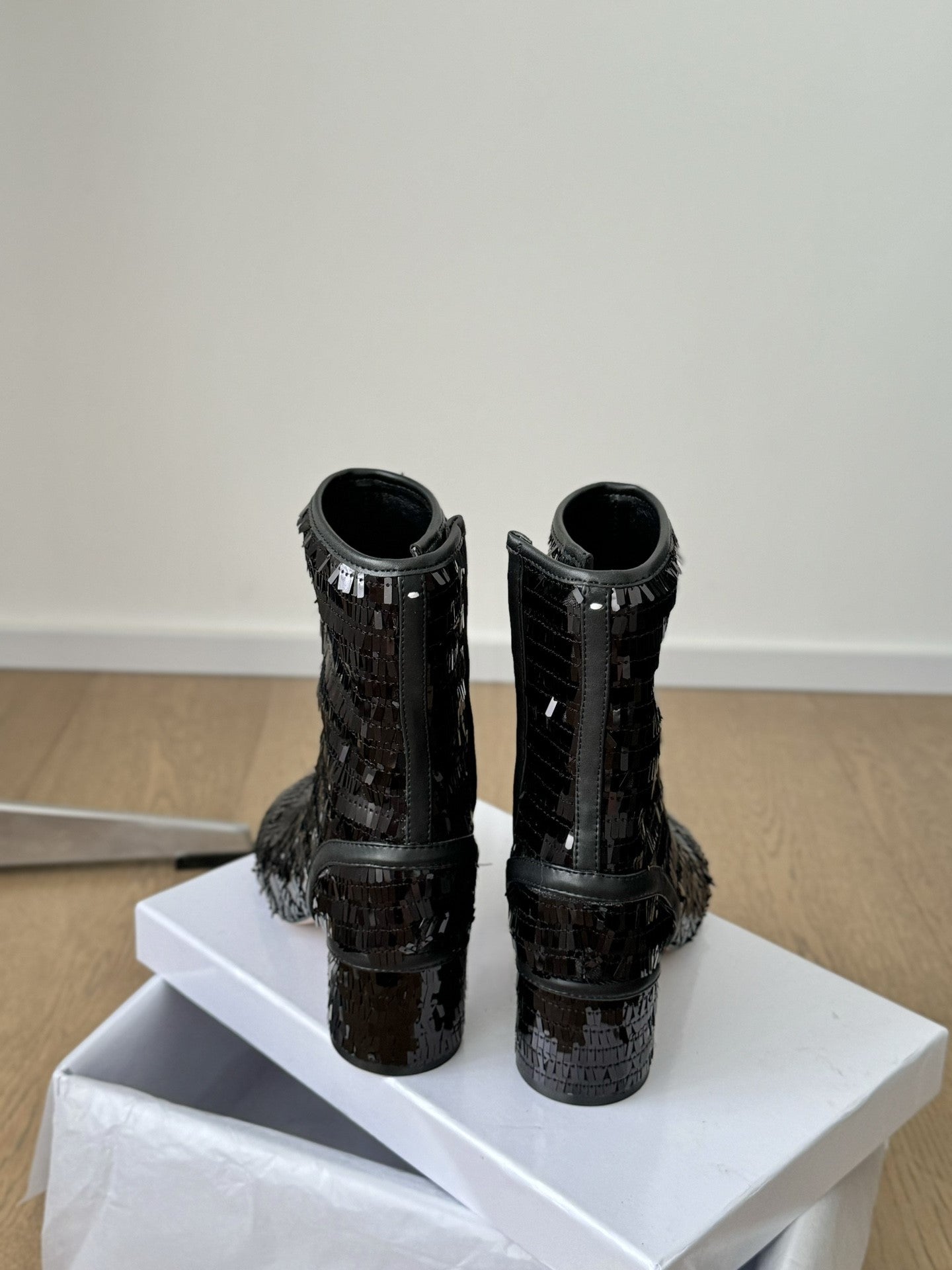 Sheepskin tabi shoes