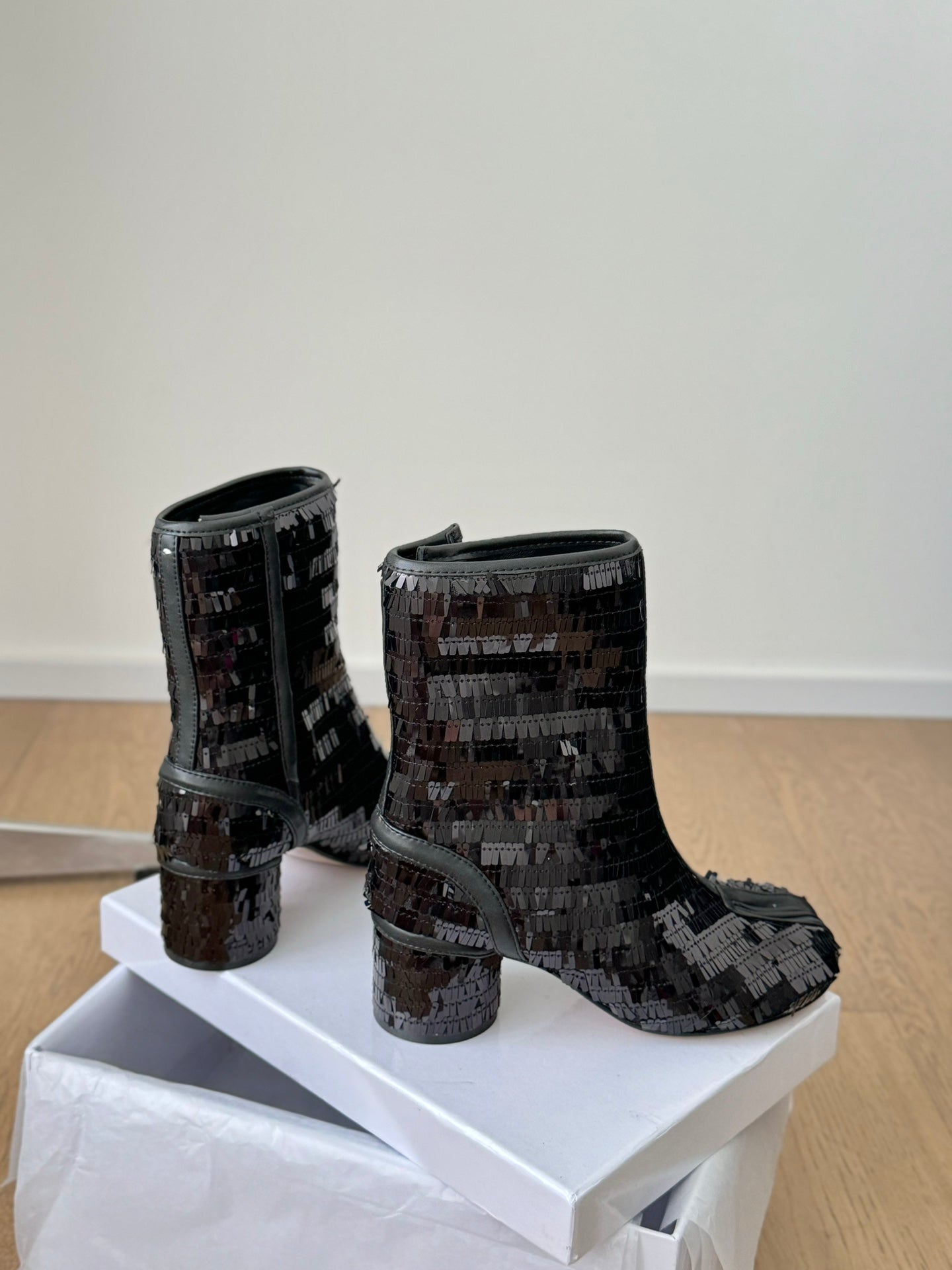 Sheepskin tabi shoes