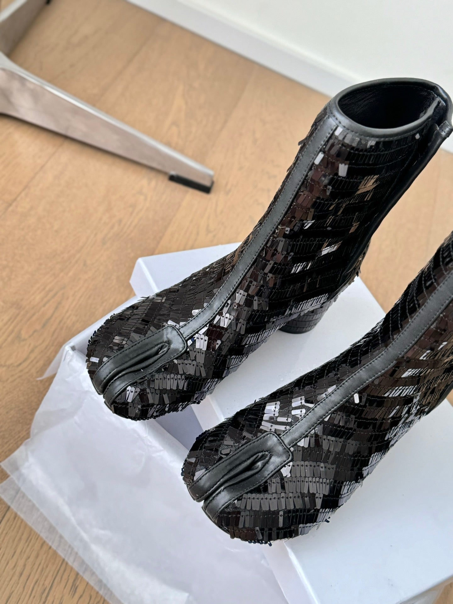 Sheepskin tabi shoes