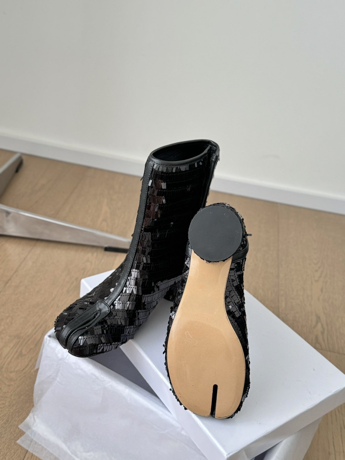 Sheepskin tabi shoes