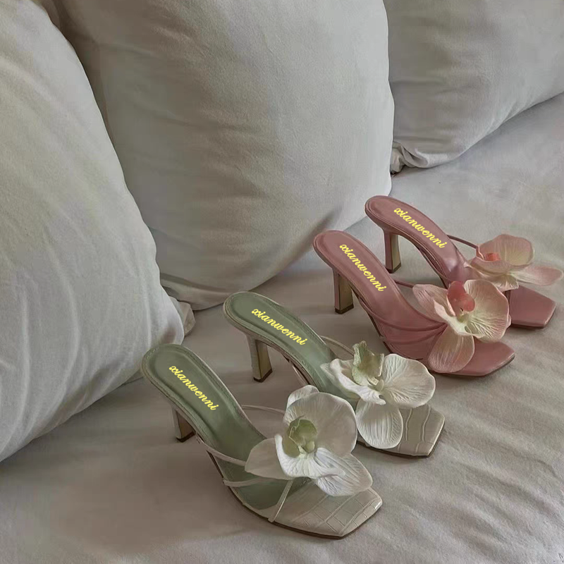 New flower-decorated thong high-heeled sandals