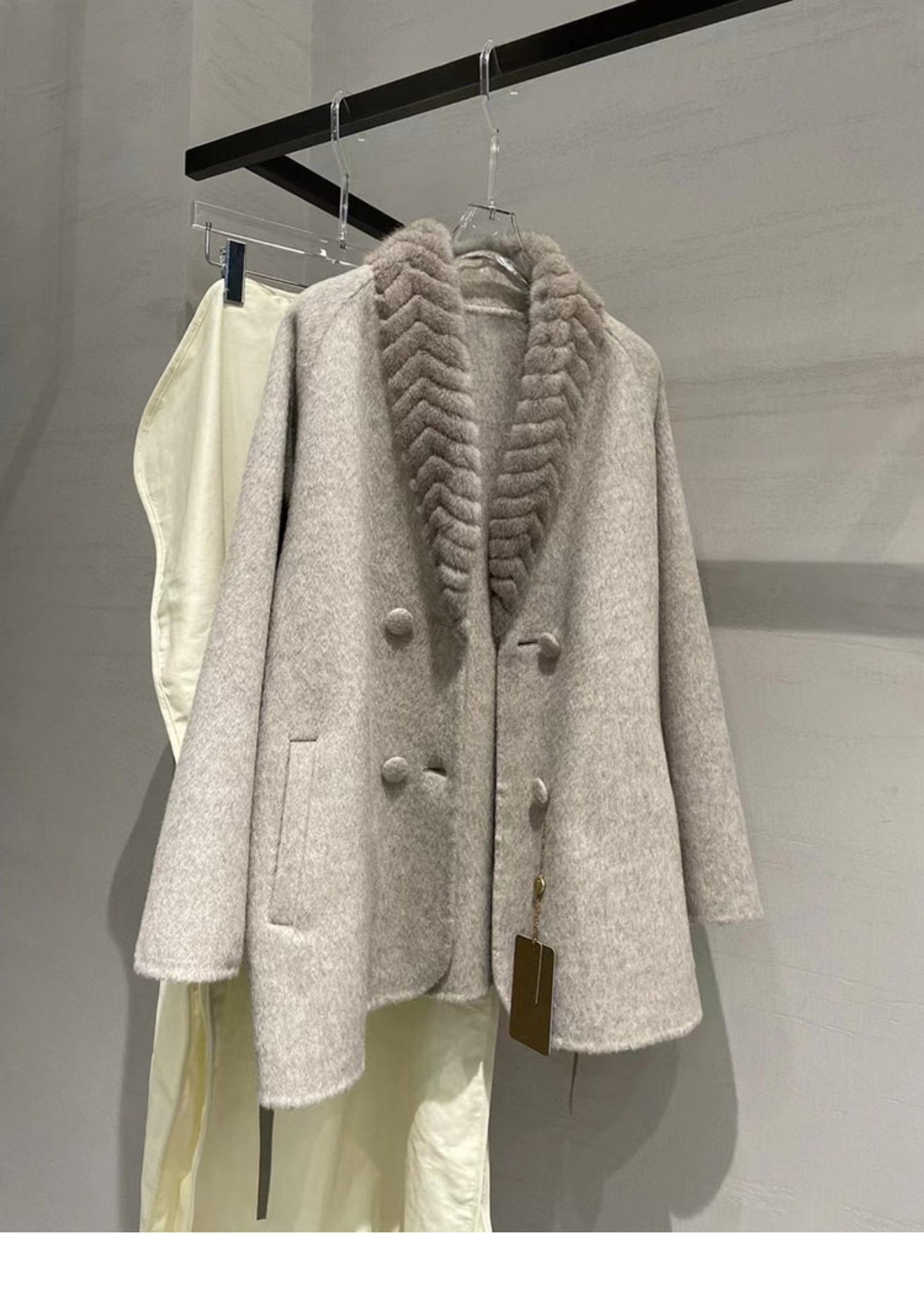 Double-faced cashmere top with mink collar