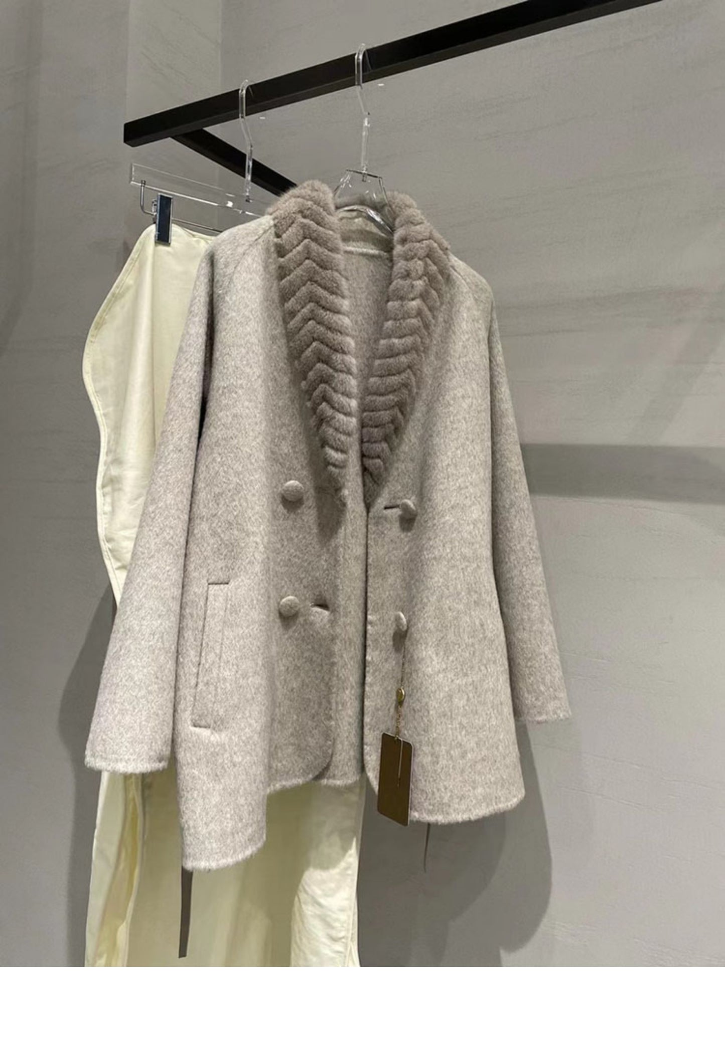 Double-faced cashmere top with mink collar