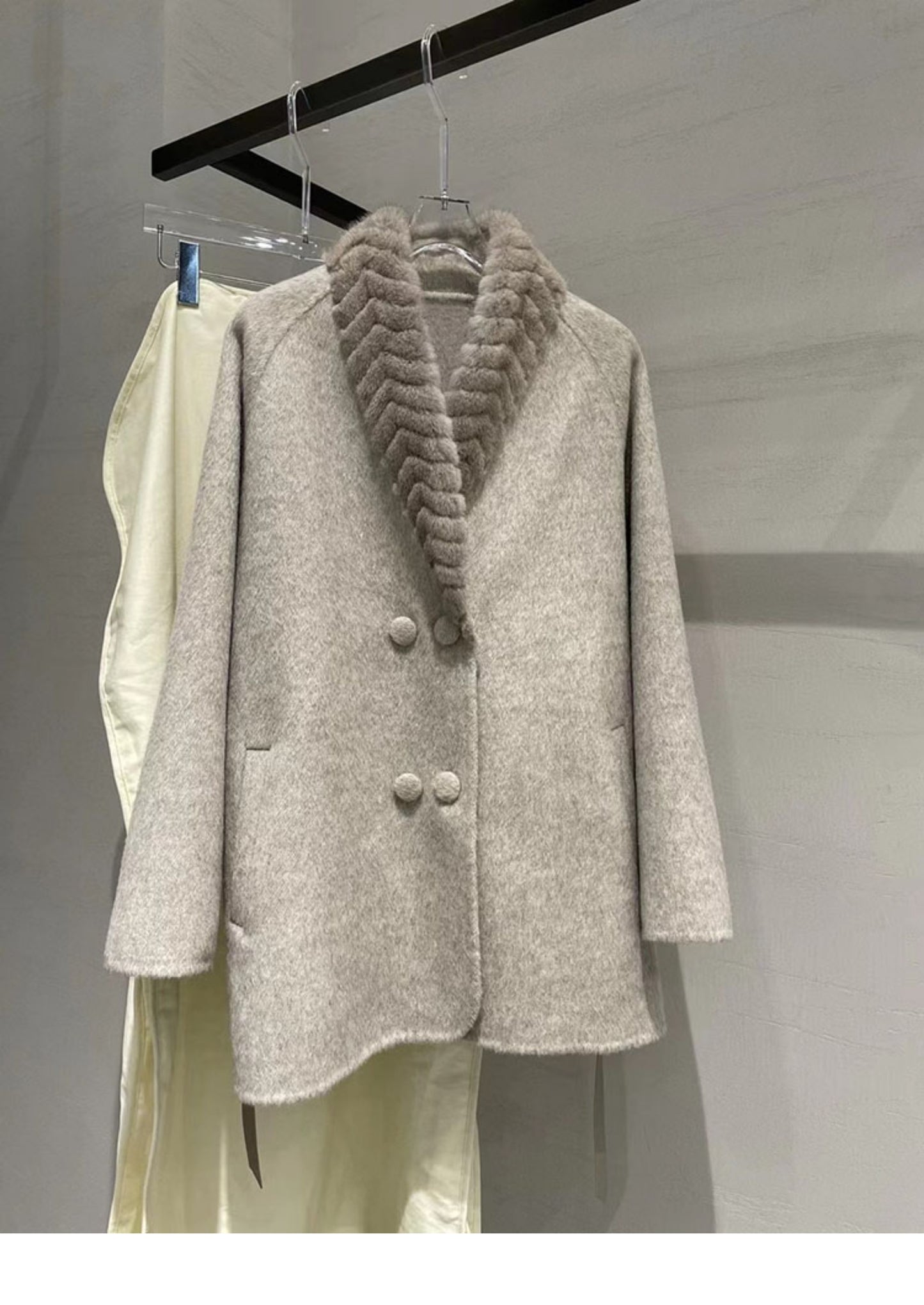 Double-faced cashmere top with mink collar