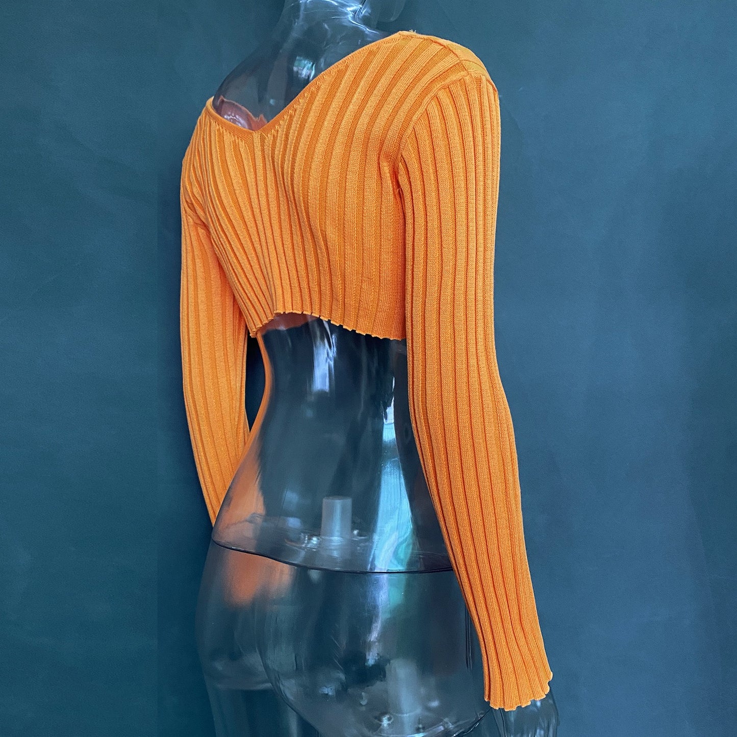 Long-sleeved sweater, sexy busty and waist-revealing crop top