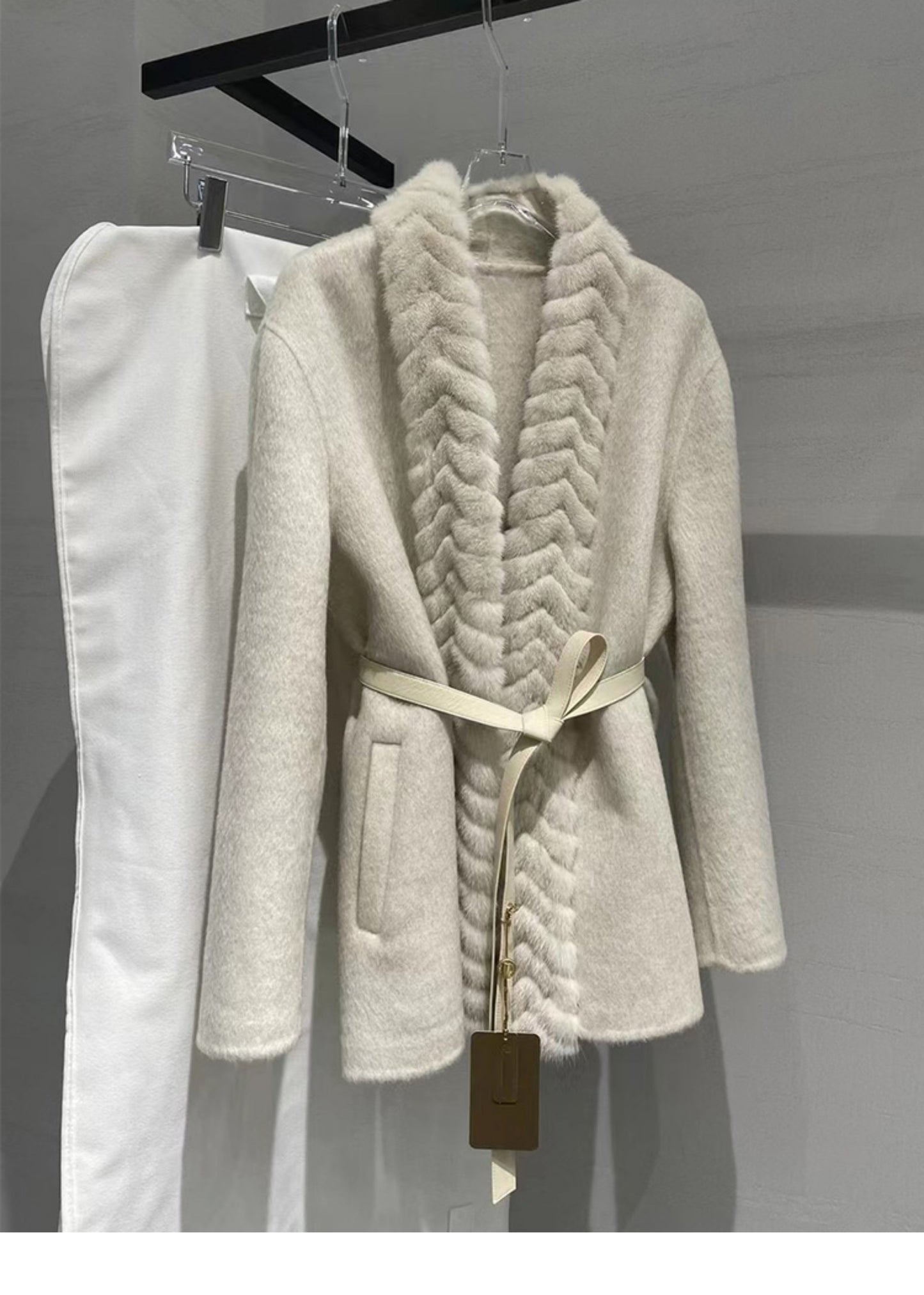 Double-faced cashmere top with mink collar