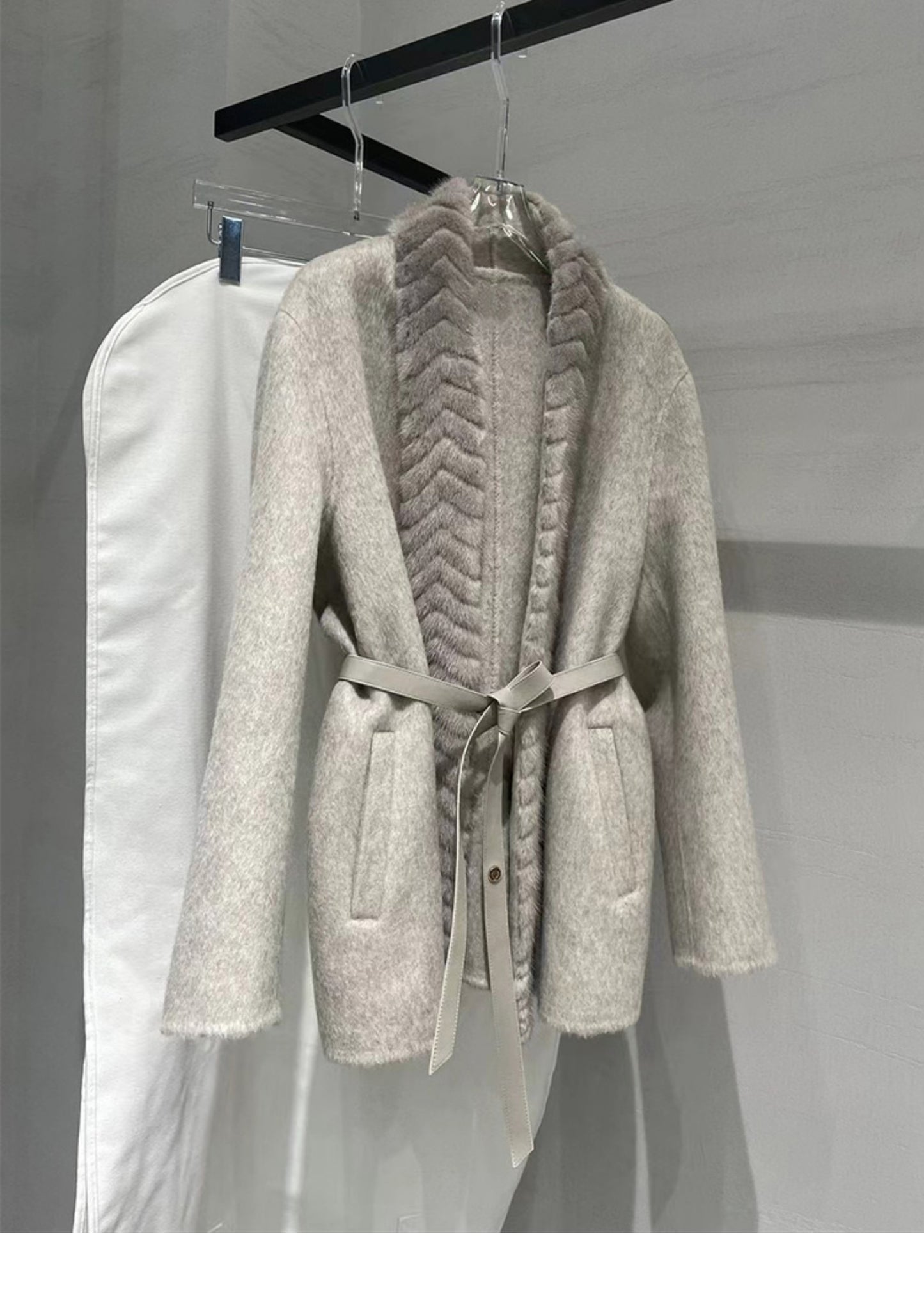 Double-faced cashmere top with mink collar