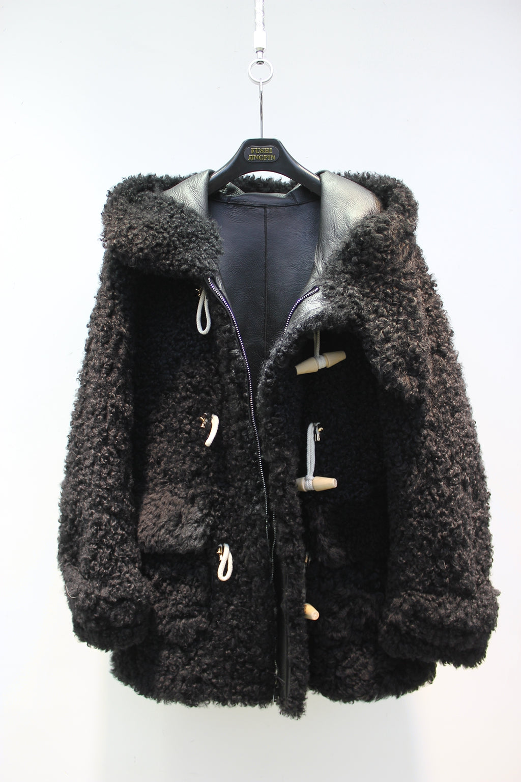 Lcelandic imported sheepskin one-piece hooded horn buckle fur jacket