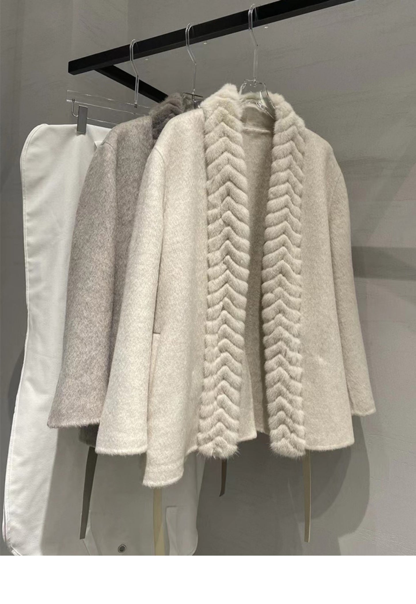 Double-faced cashmere top with mink collar