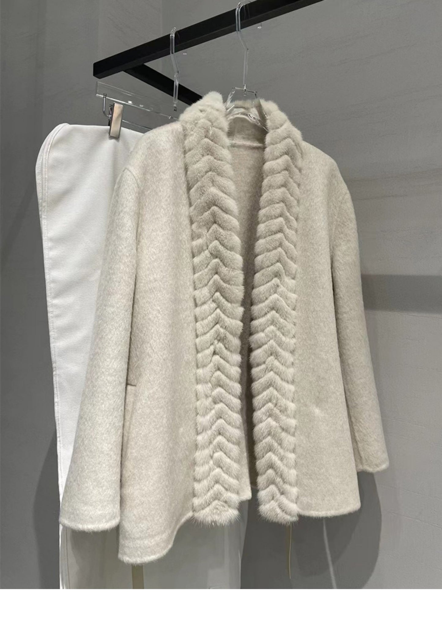 Double-faced cashmere top with mink collar
