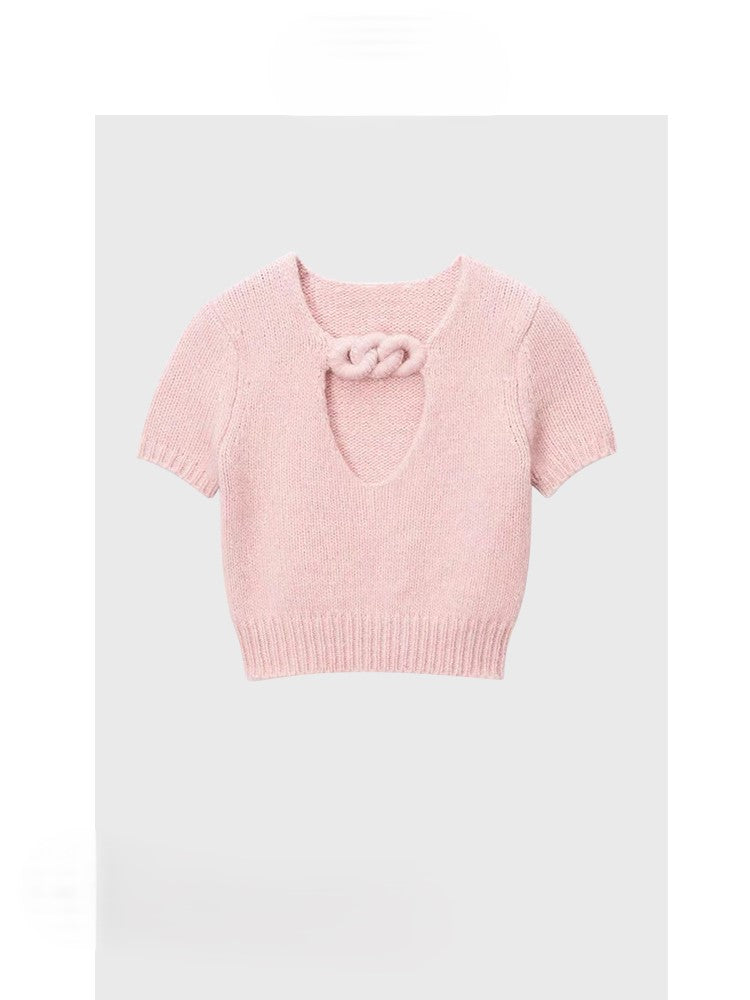 Short pink knitted sweater