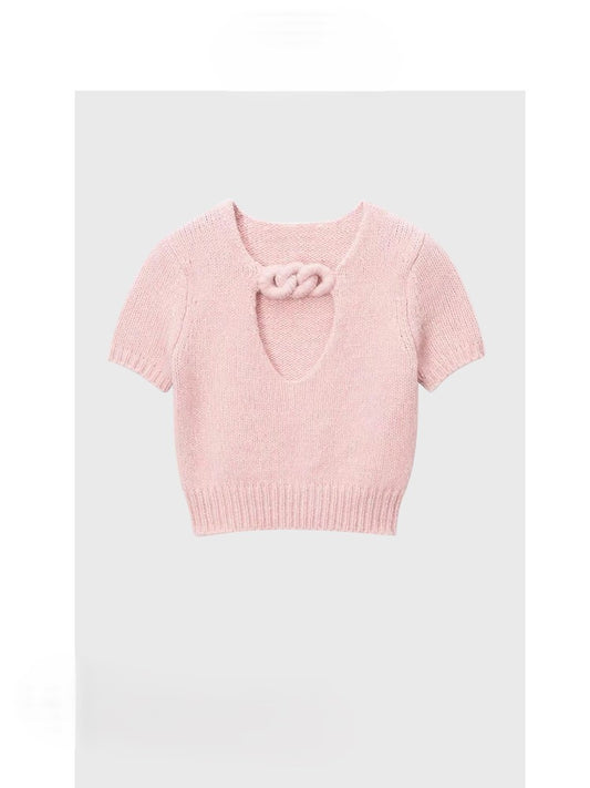 Short pink knitted sweater
