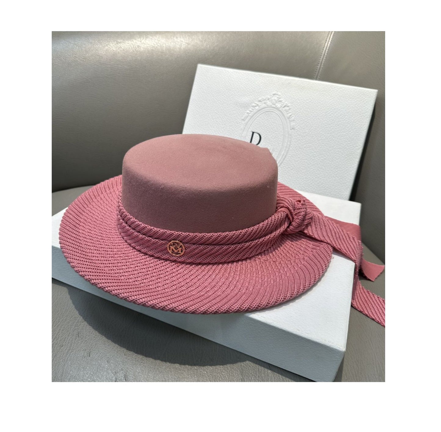 The flat-top hat is high-end and elegant in Hepburn style.