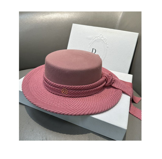 The flat-top hat is high-end and elegant in Hepburn style.