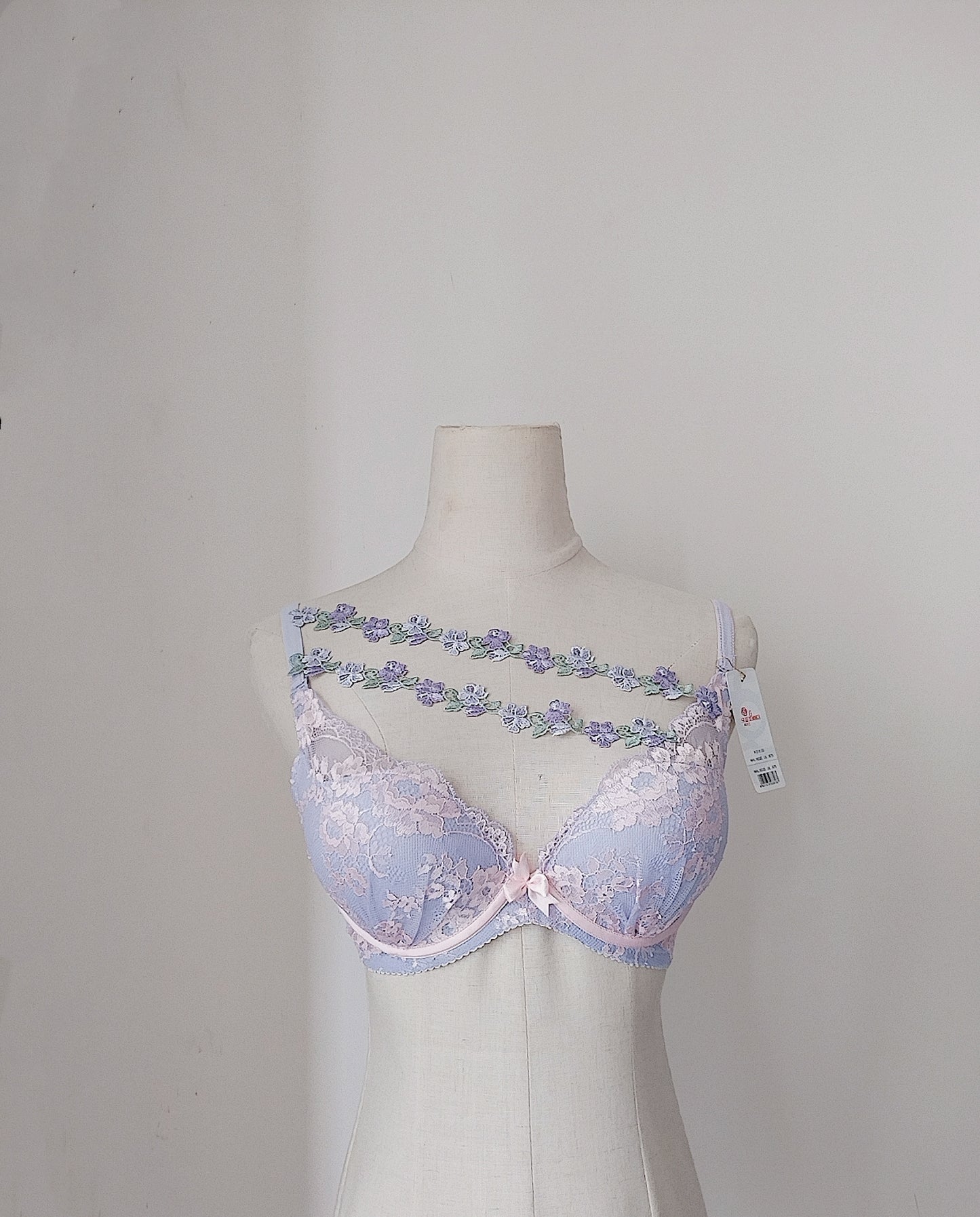 Lace halter neck oblique insertion exposed underwear