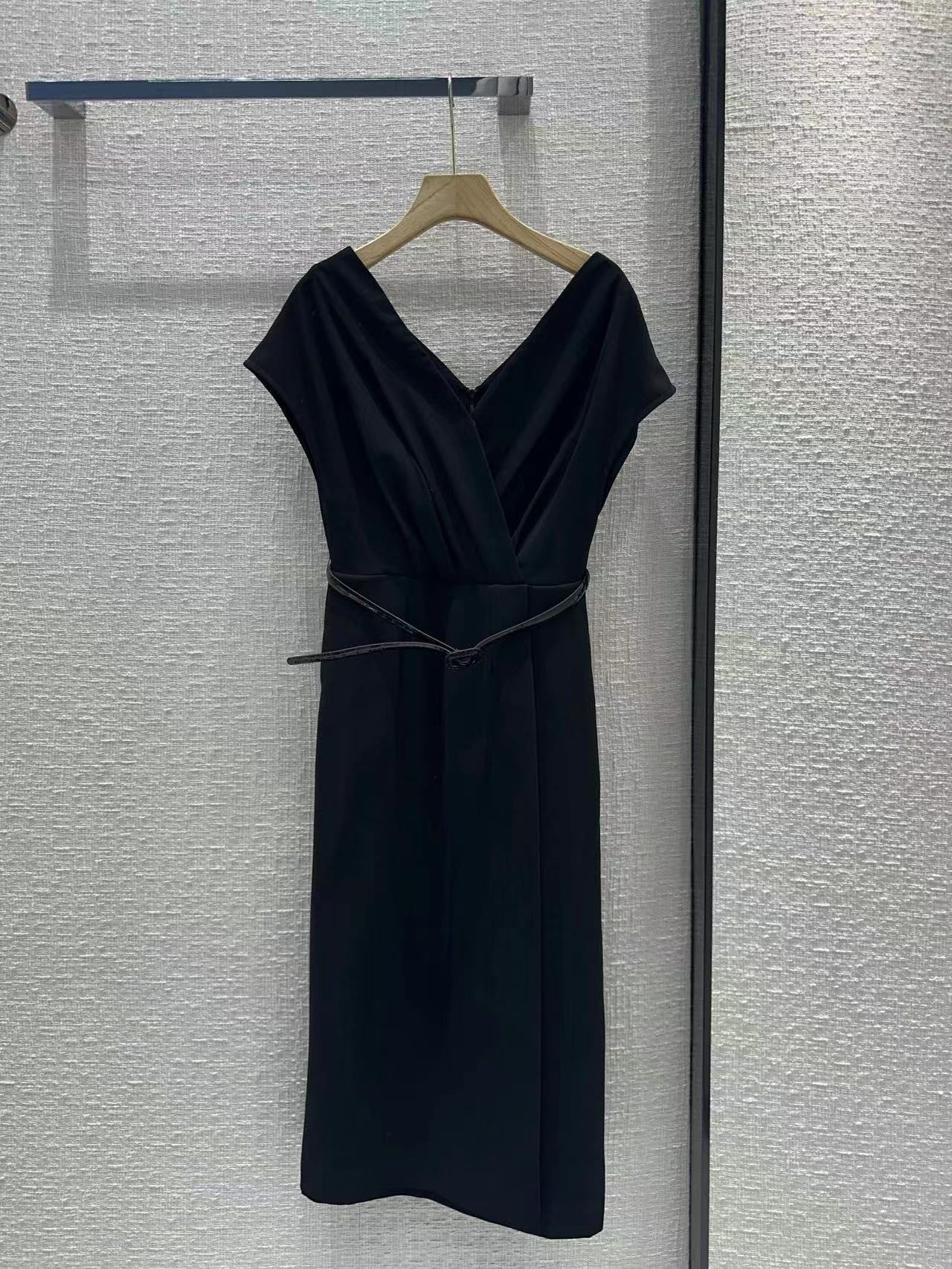 Deep V-neck waist dress